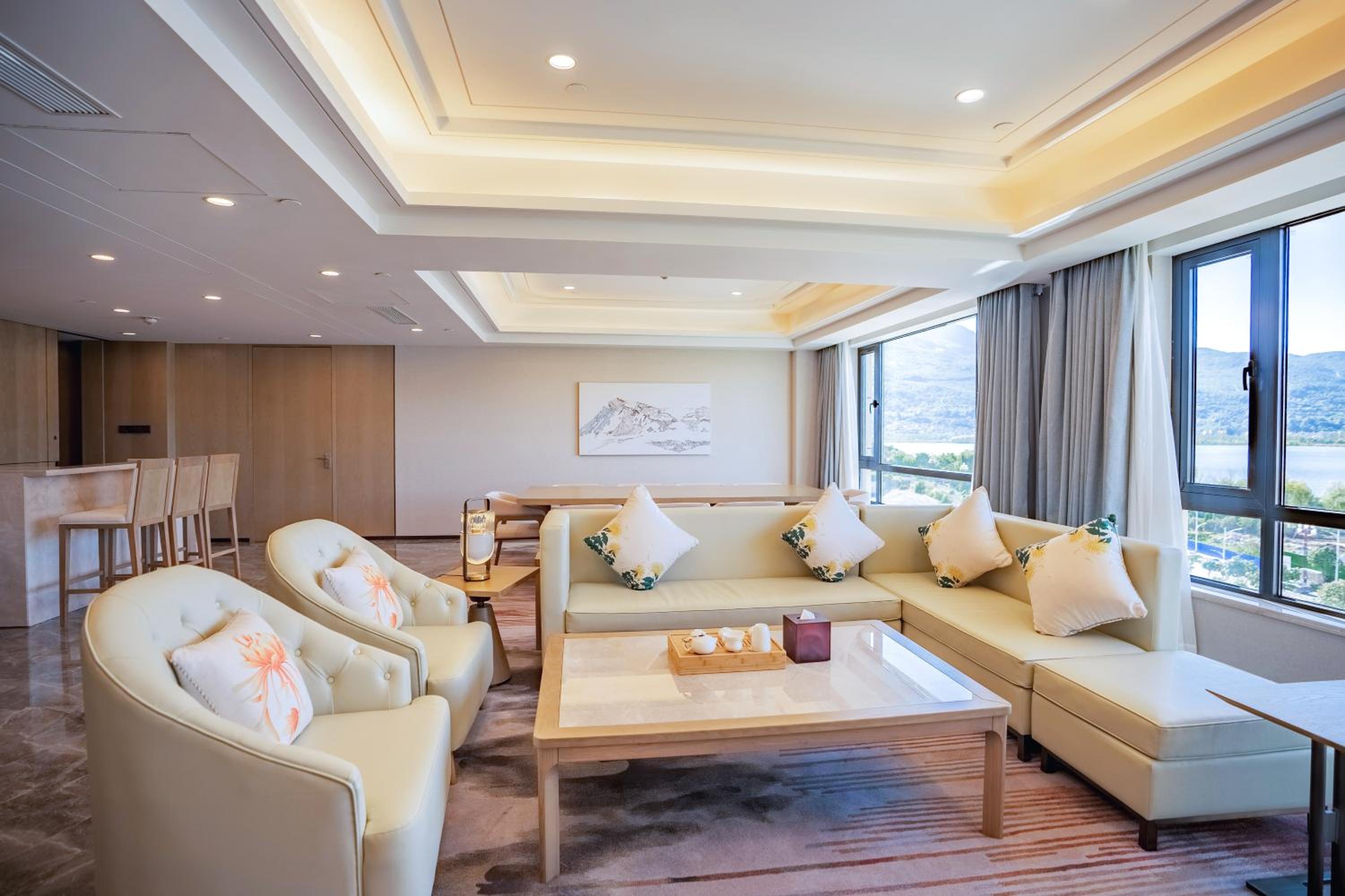 One-Bedroom Executive King Suite thumbnail 5