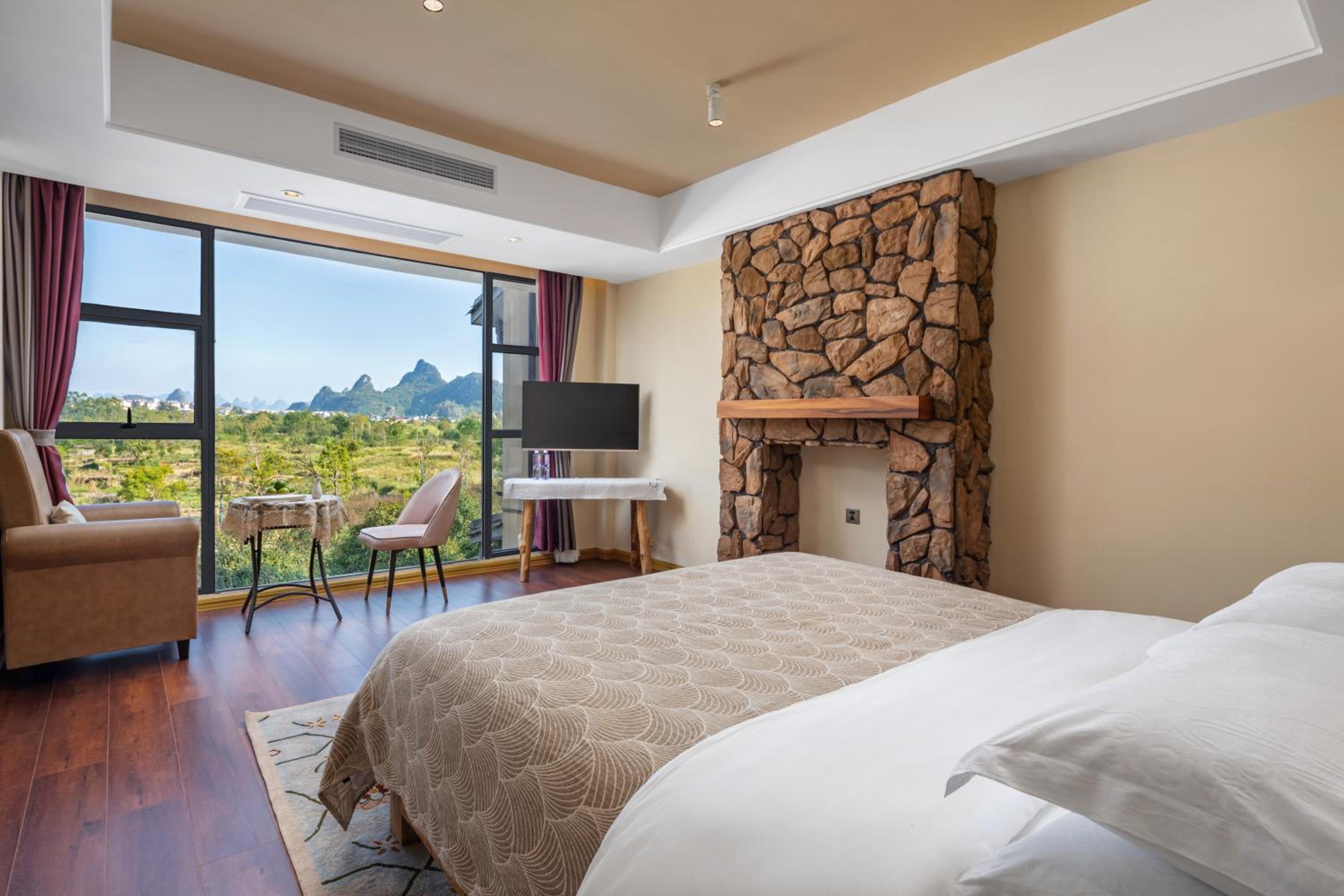One-Bedroom Suite with Mountain View 