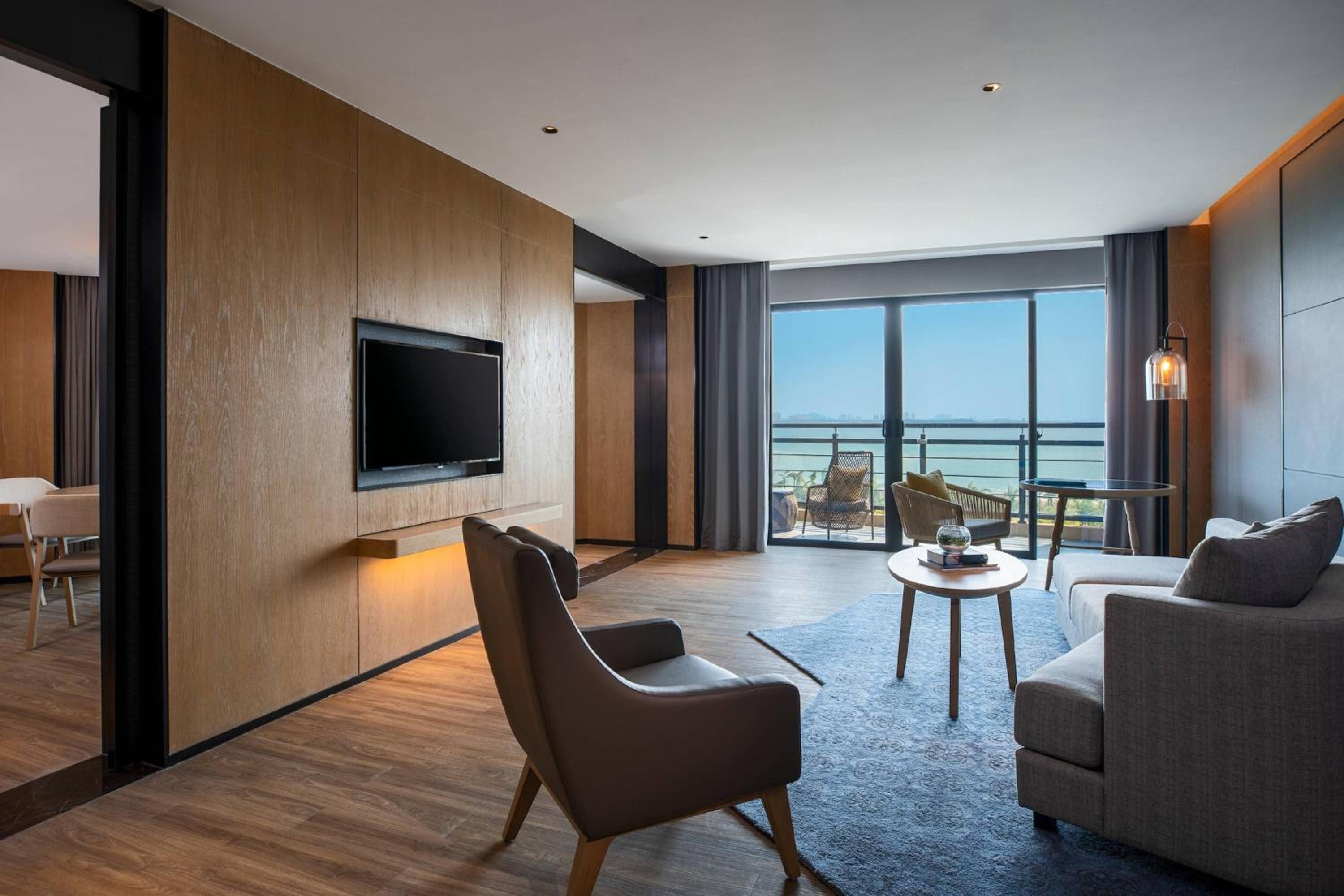 Deluxe Oceanfront Suite