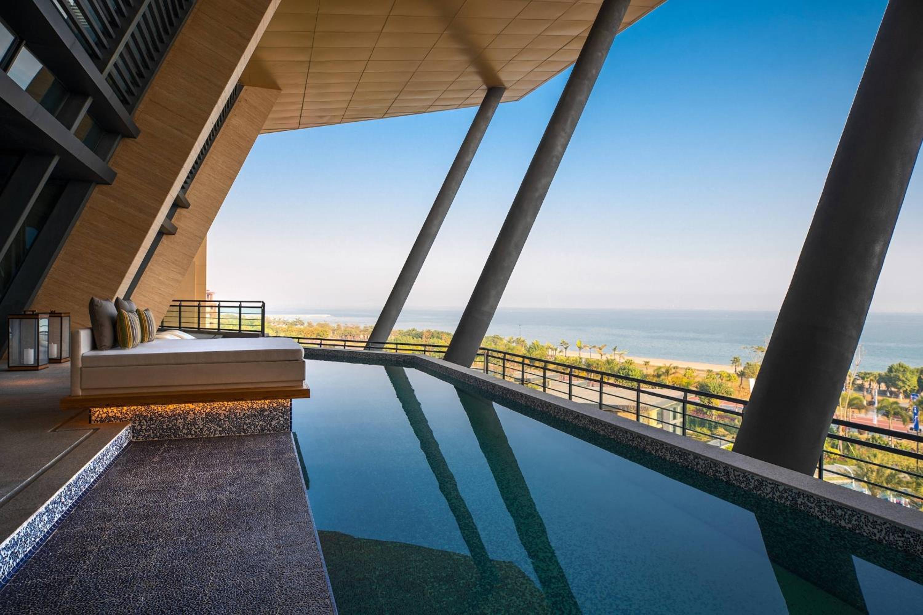 One-Bedroom Presidential Suite with Oceanfront - Photo 3
