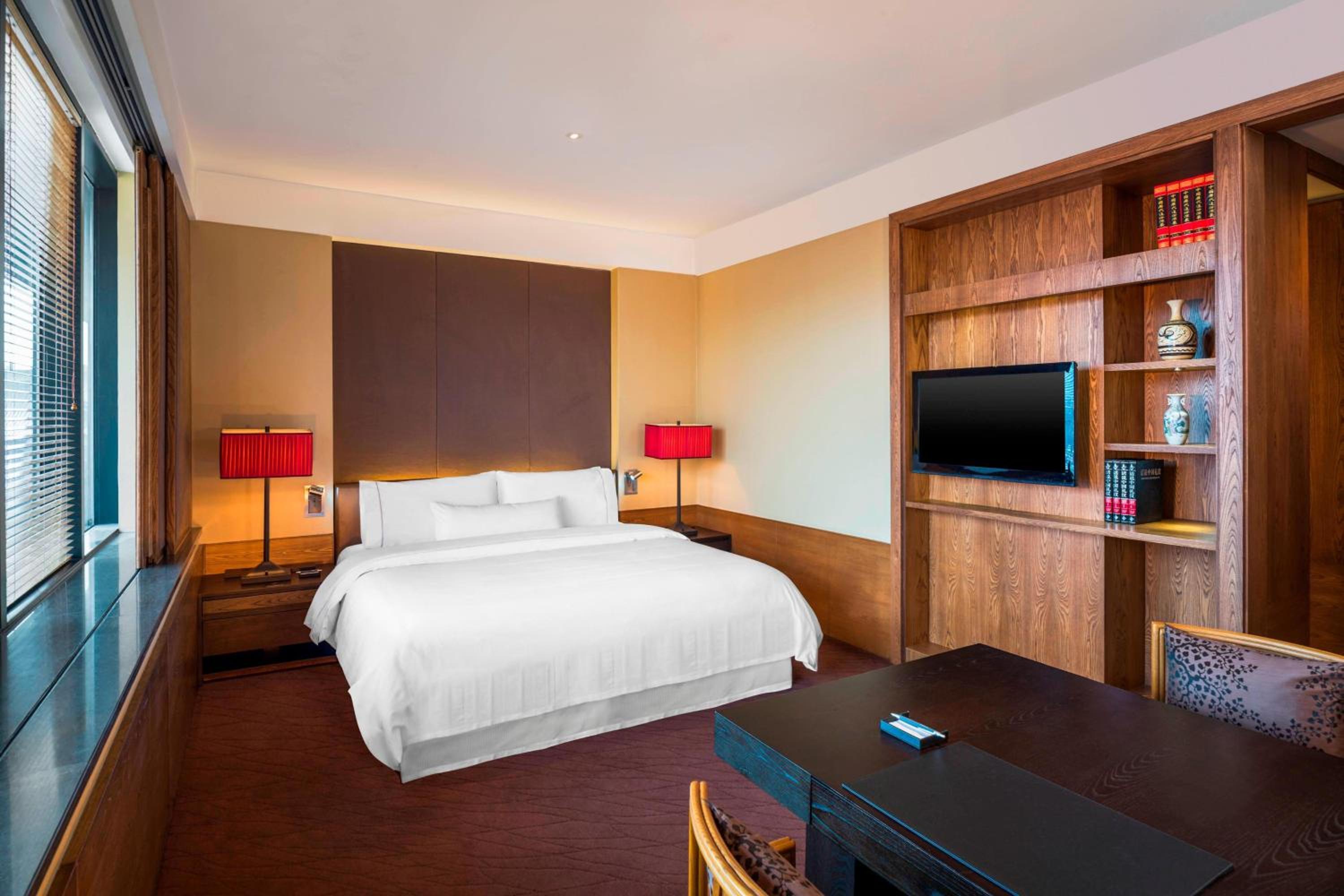 Executive Rm, Guest room, 1 King - Club Lounge Access