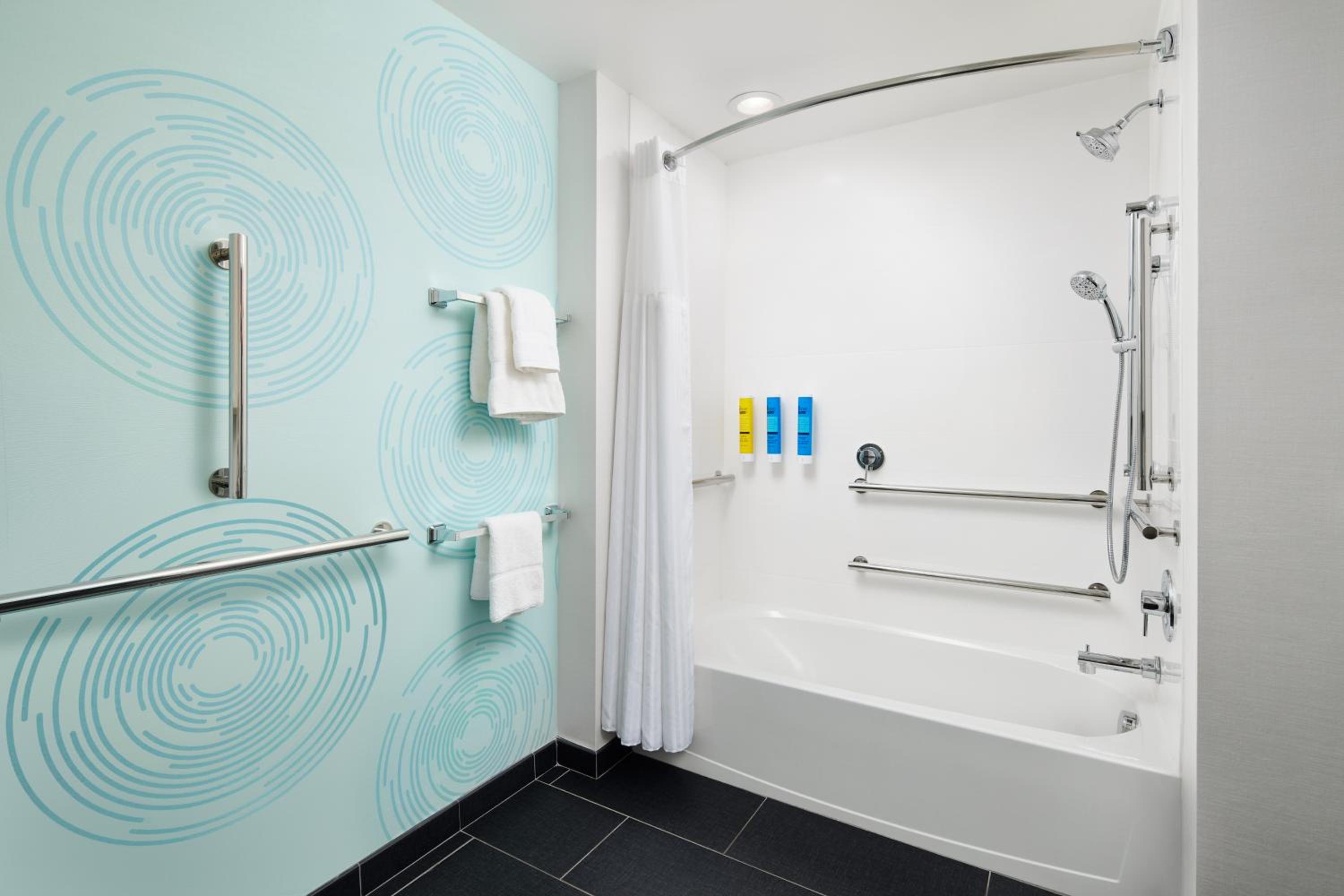 King Room with Bath Tub - Mobility and Hearing Access - Photo 9