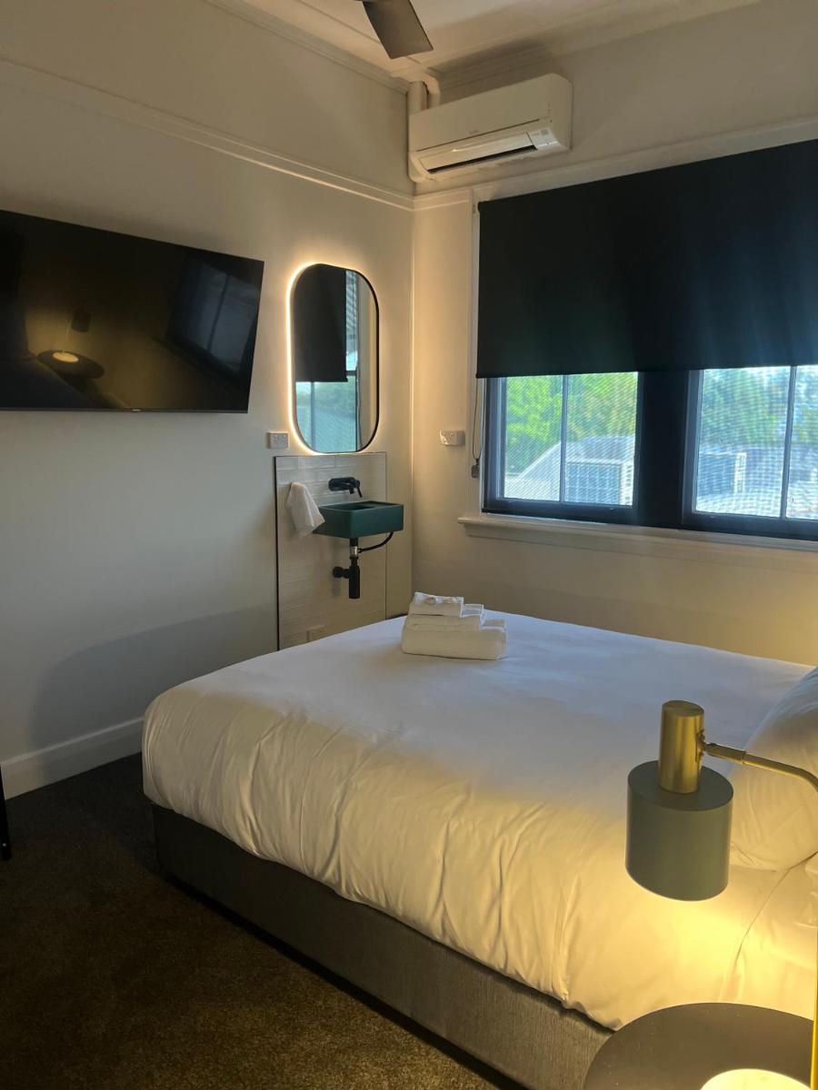 Queen Room with Shared Bathroom photo 3