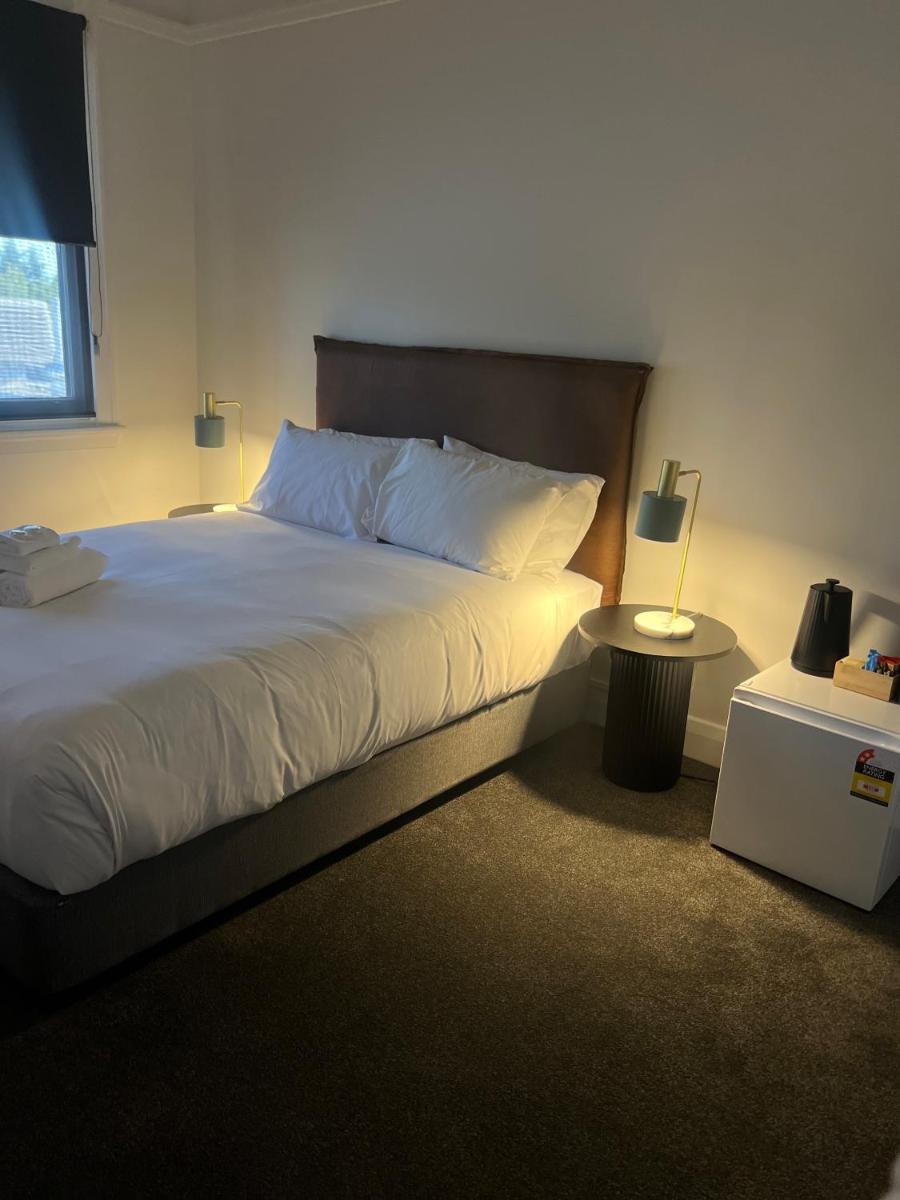 Queen Room with Shared Bathroom photo 2