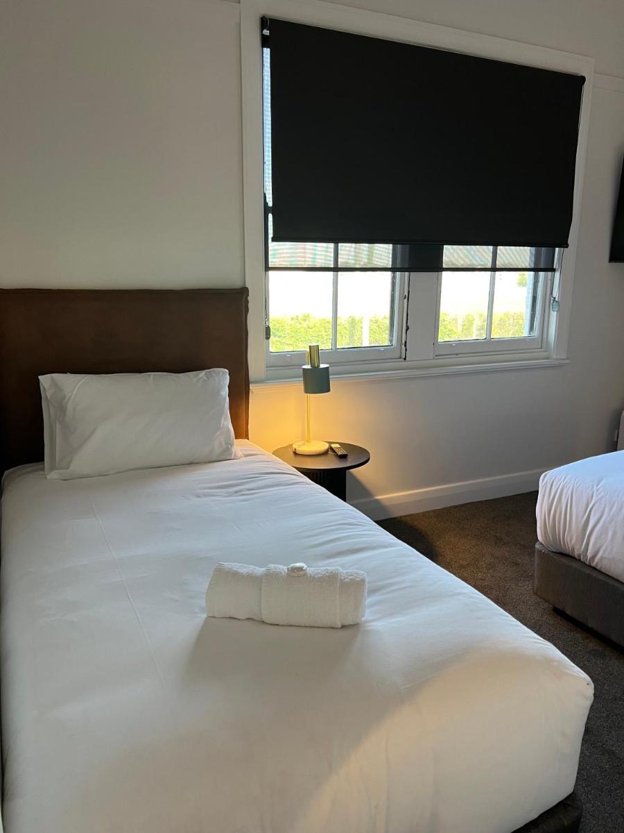 Basic Triple Room with Shared Bathroom photo 3