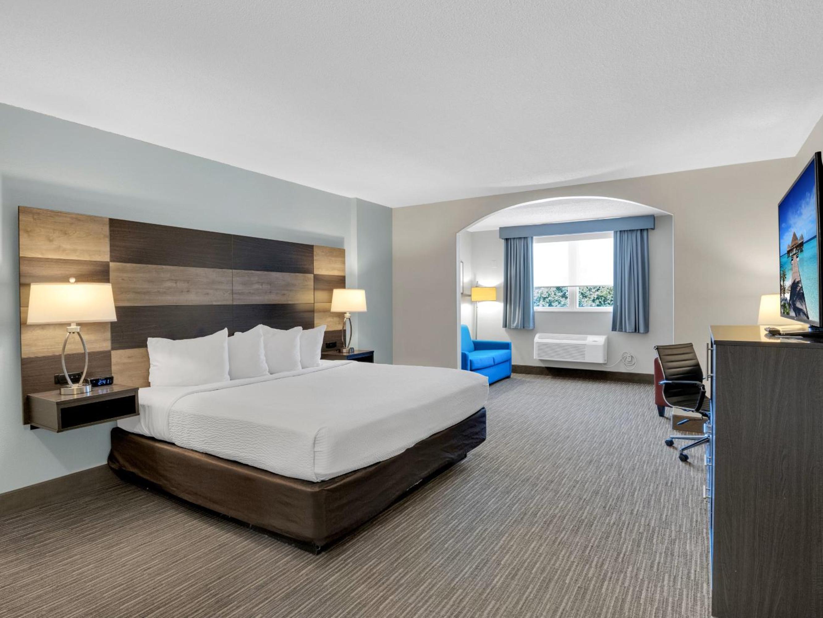King Suite - Non-Smoking - Photo 6