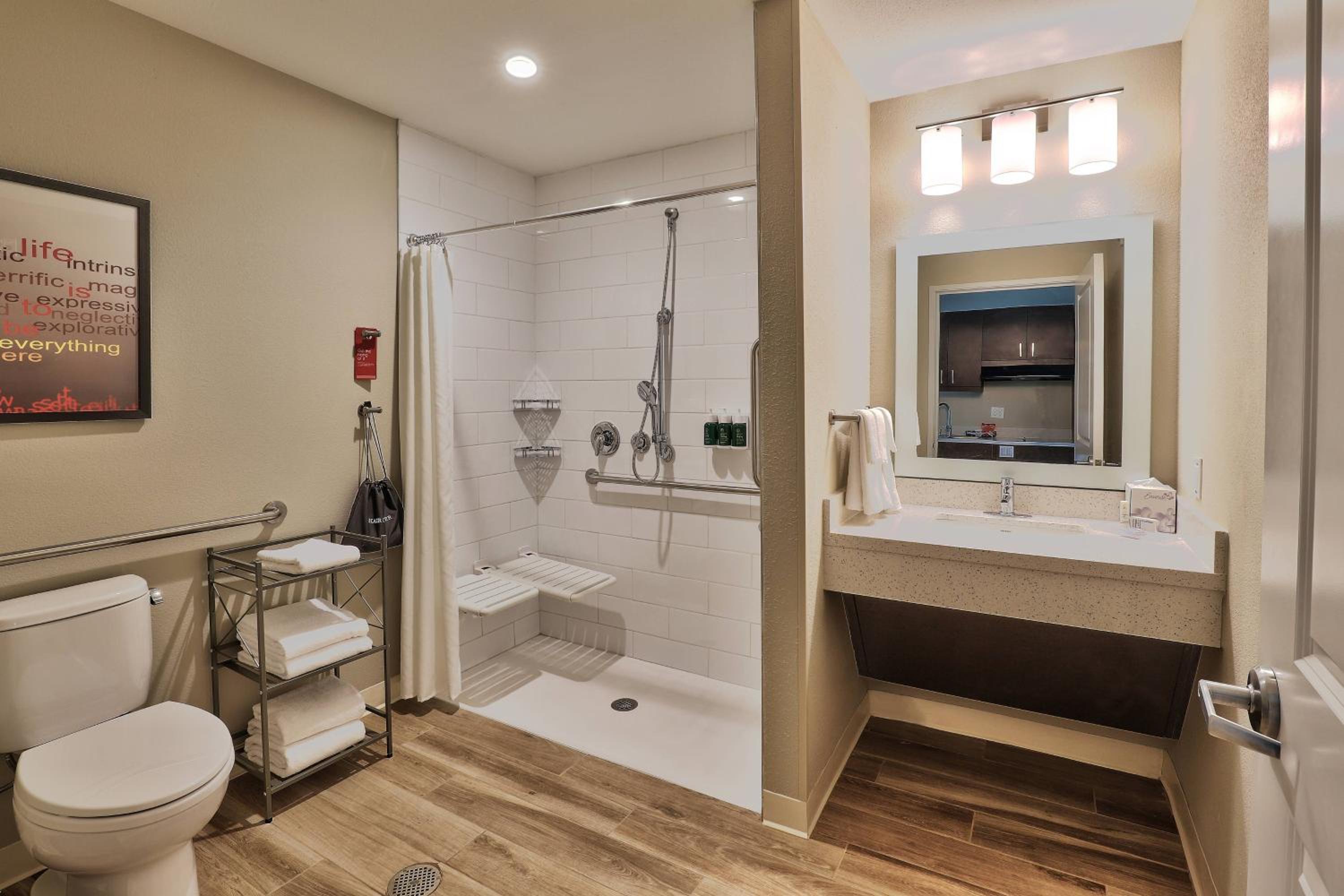 Queen Studio with Two Queen Beds and City View - Hearing Accessible - Photo 5
