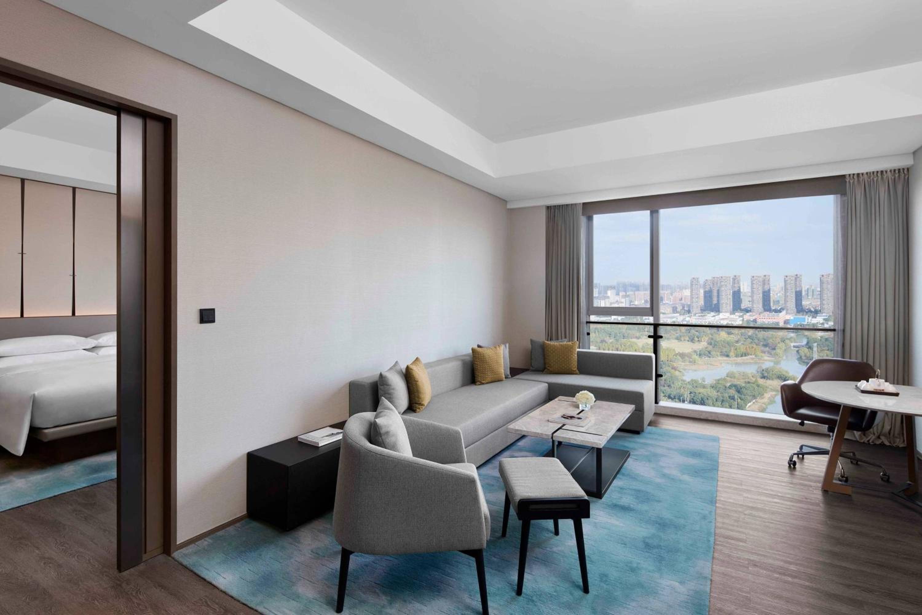 Executive Suite-Lounge access - Photo 2