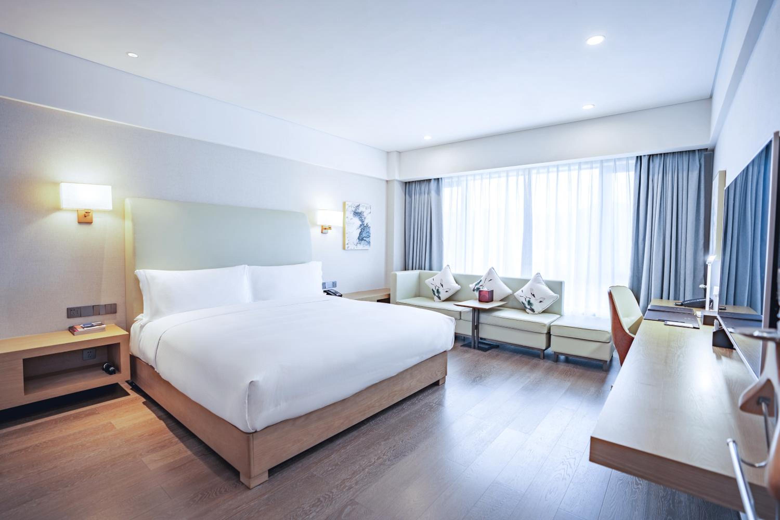 One-Bedroom Deluxe King Suite