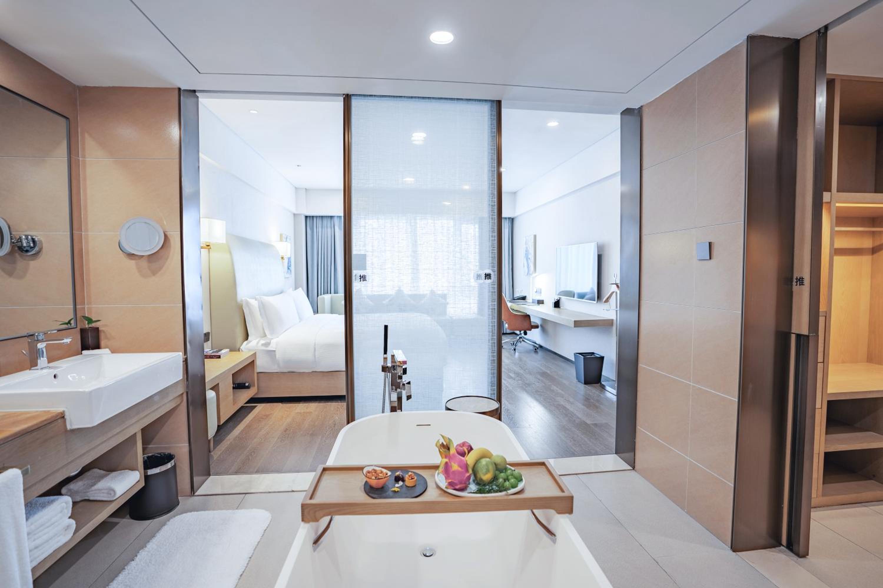One-Bedroom Deluxe King Suite thumbnail 6