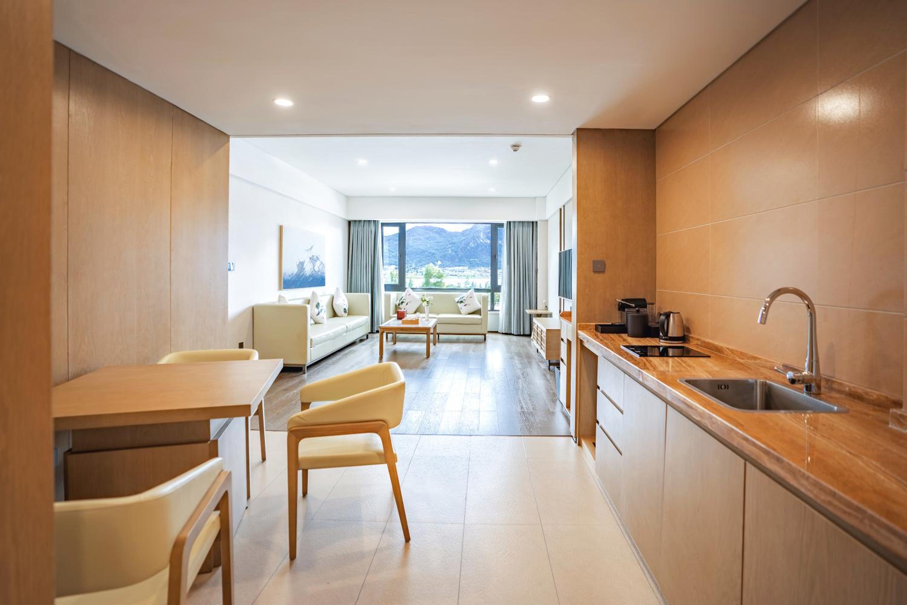 One-Bedroom Deluxe King Suite thumbnail 5