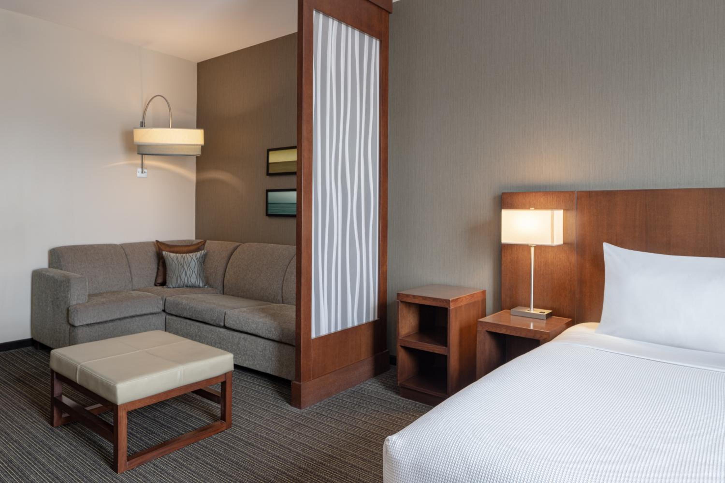 King Room with Sofa Bed - High Floor photo 2