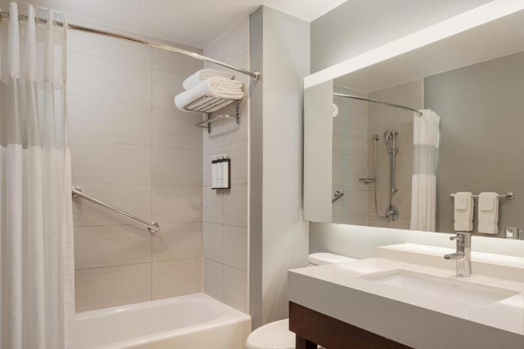 Queen Room with Two Queen Beds - High Floor photo 3