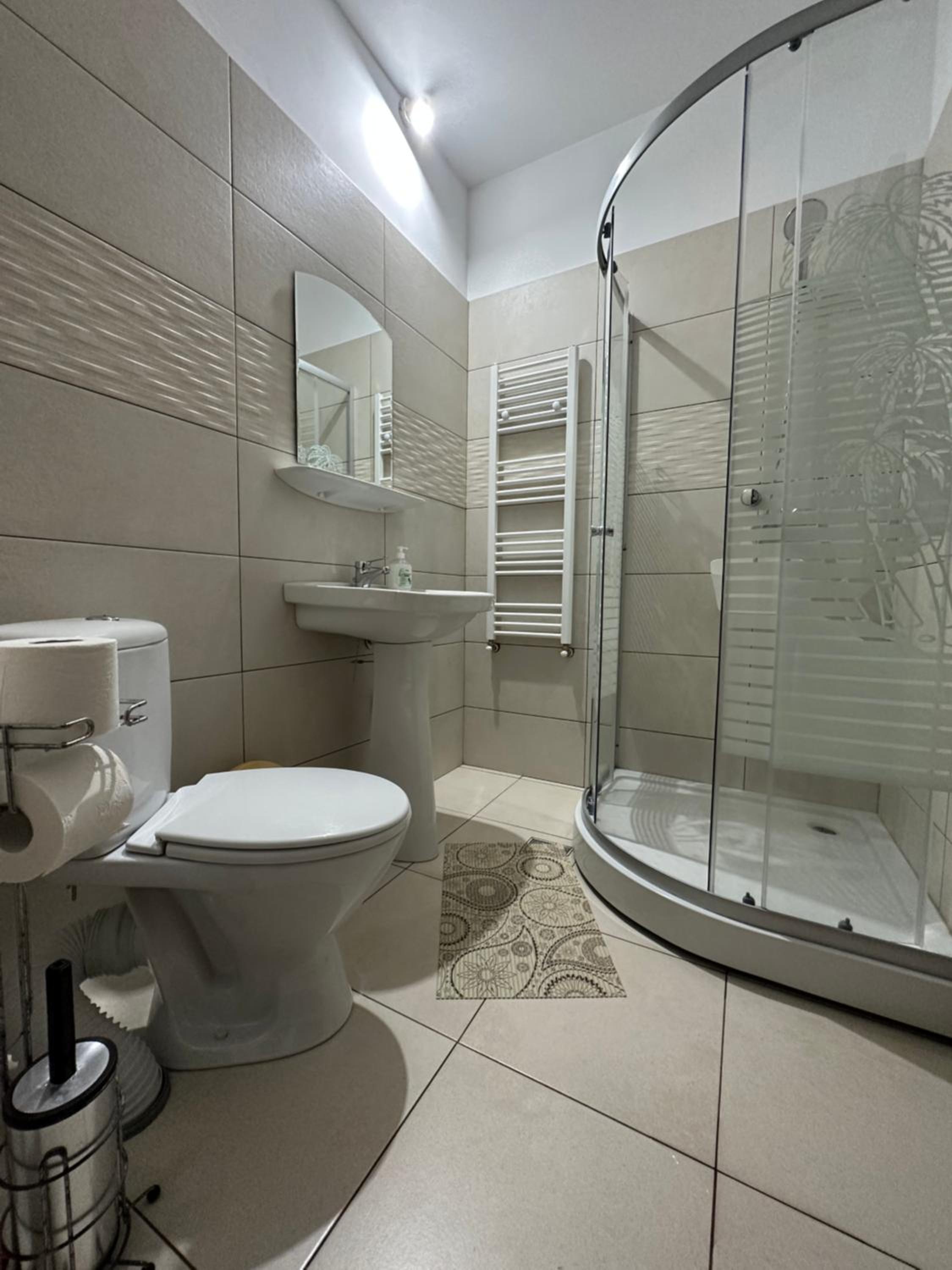 Double Room with Private Bathroom - Photo 28