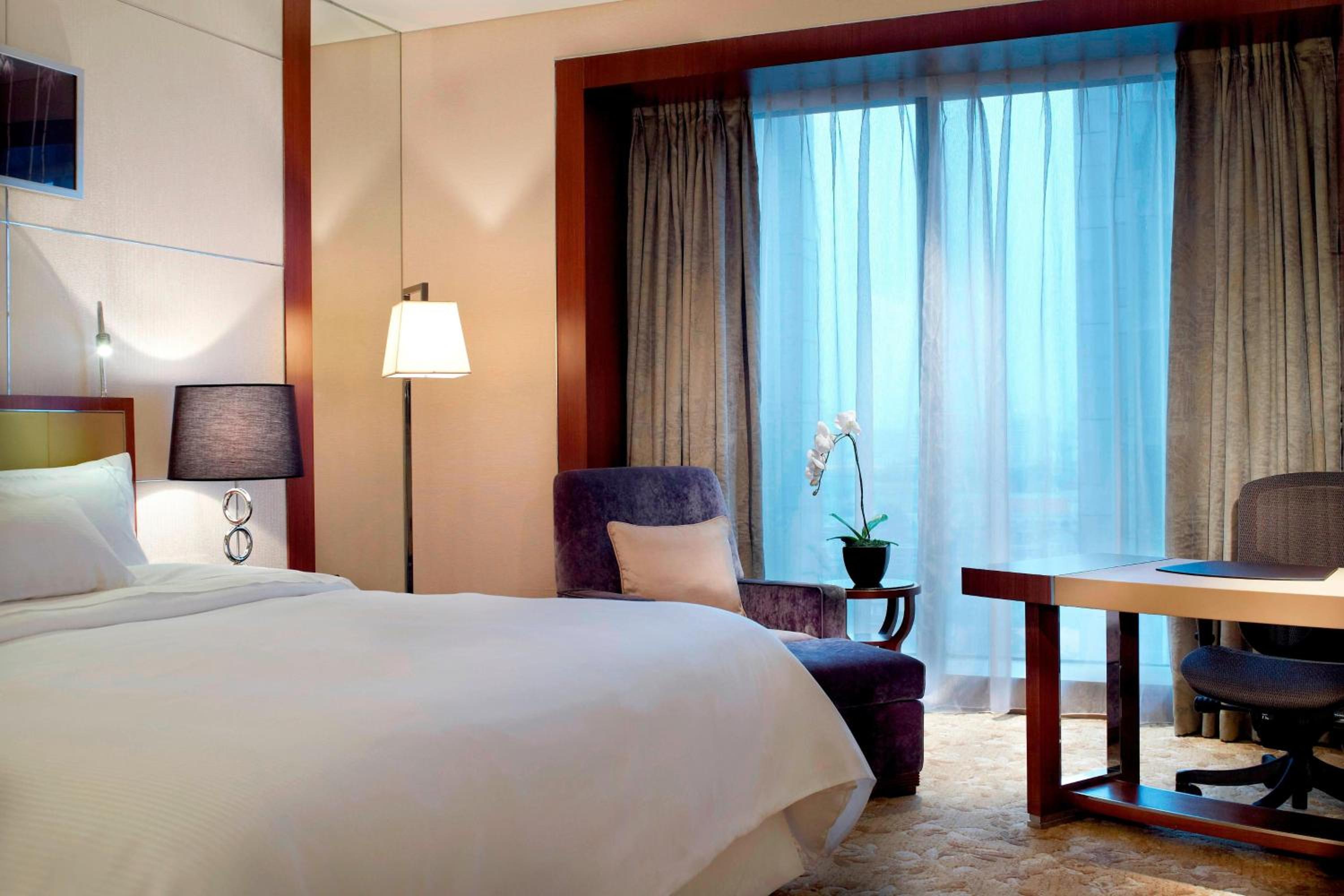 Walkout room, Guest room, 1 King, City view - Photo 4