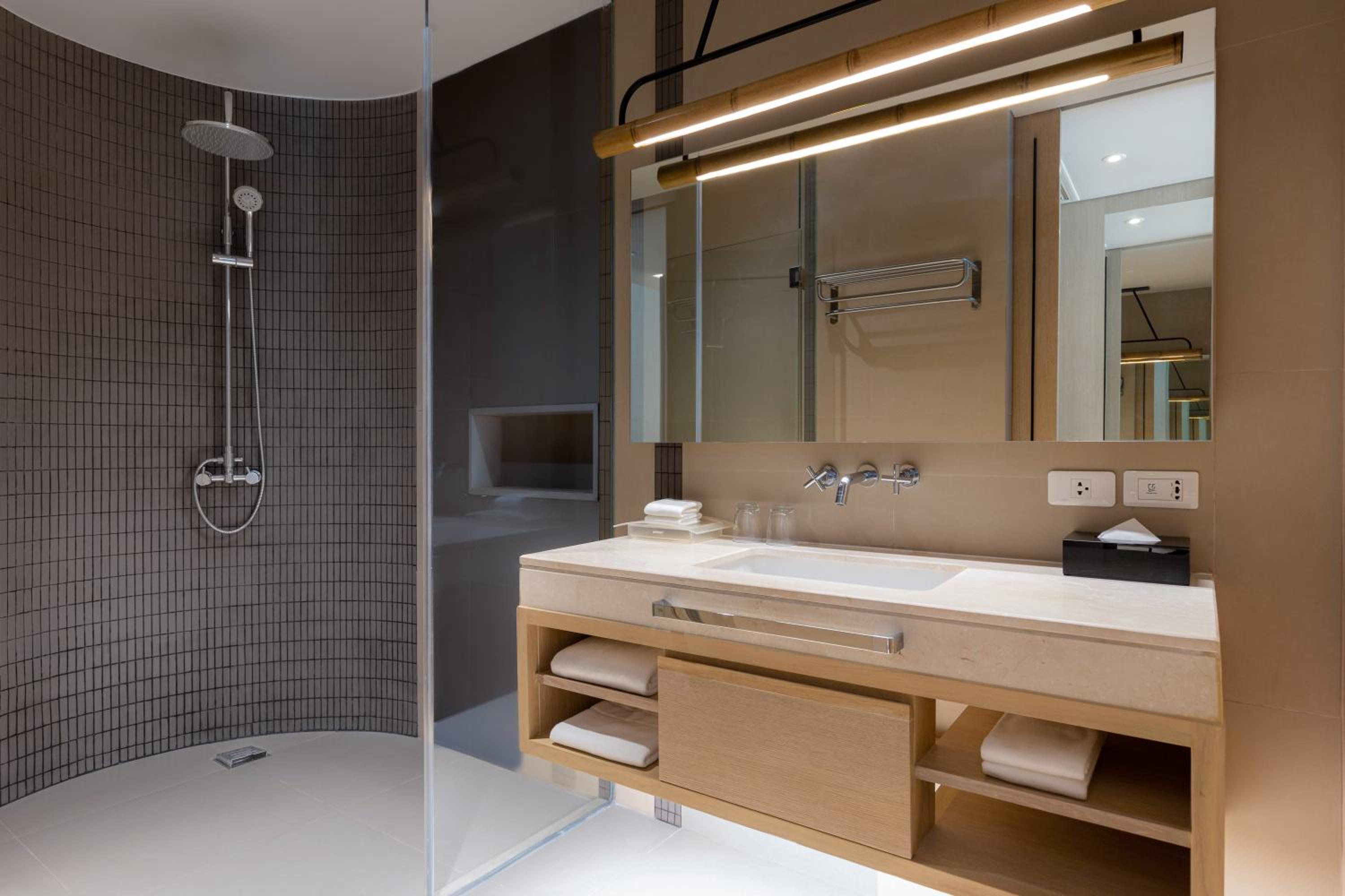 Premium Double Room with Two Double Beds and Pool Access - Photo 5