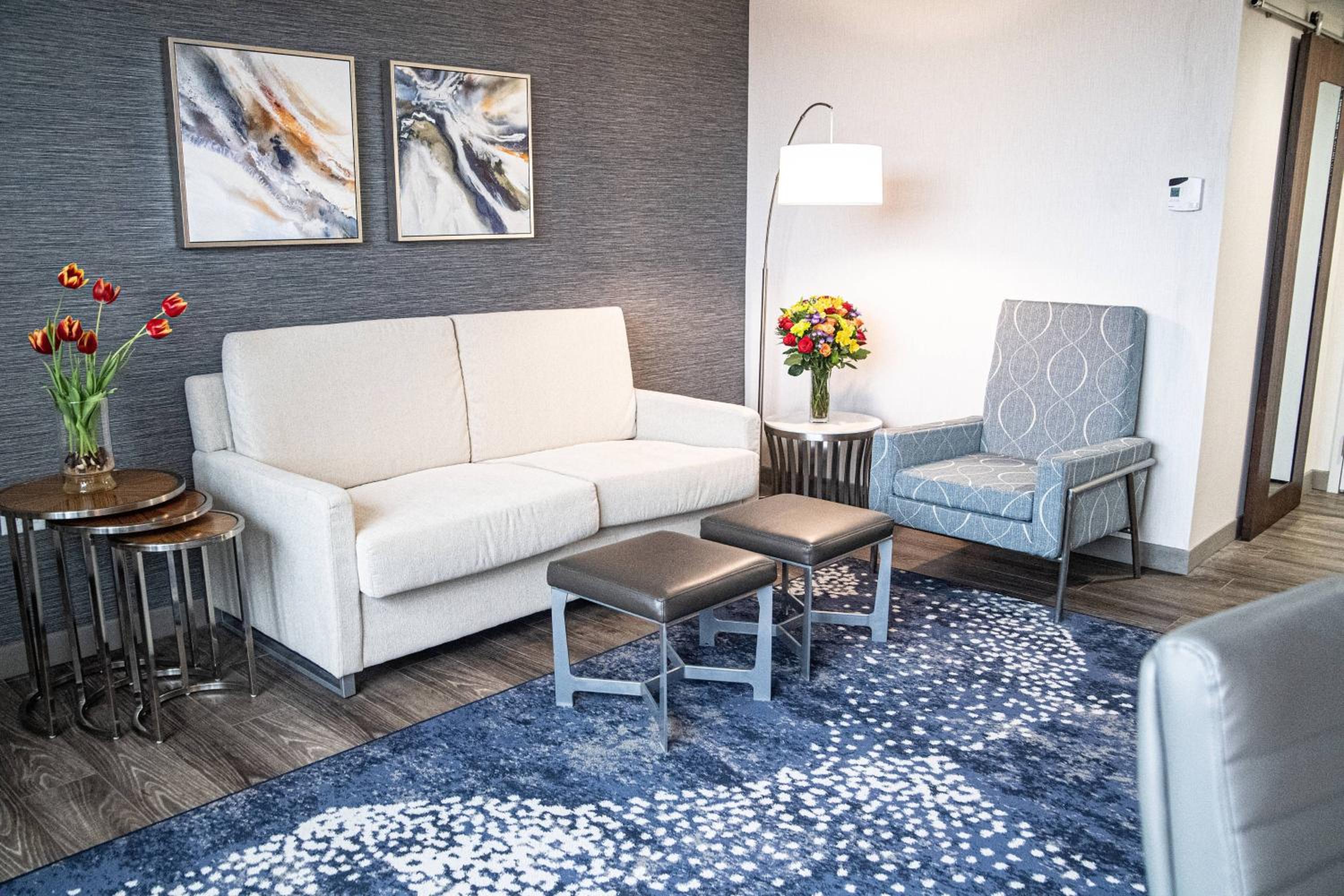 1 Bedroom junior suite with king bed and a sofa bed - Photo 2