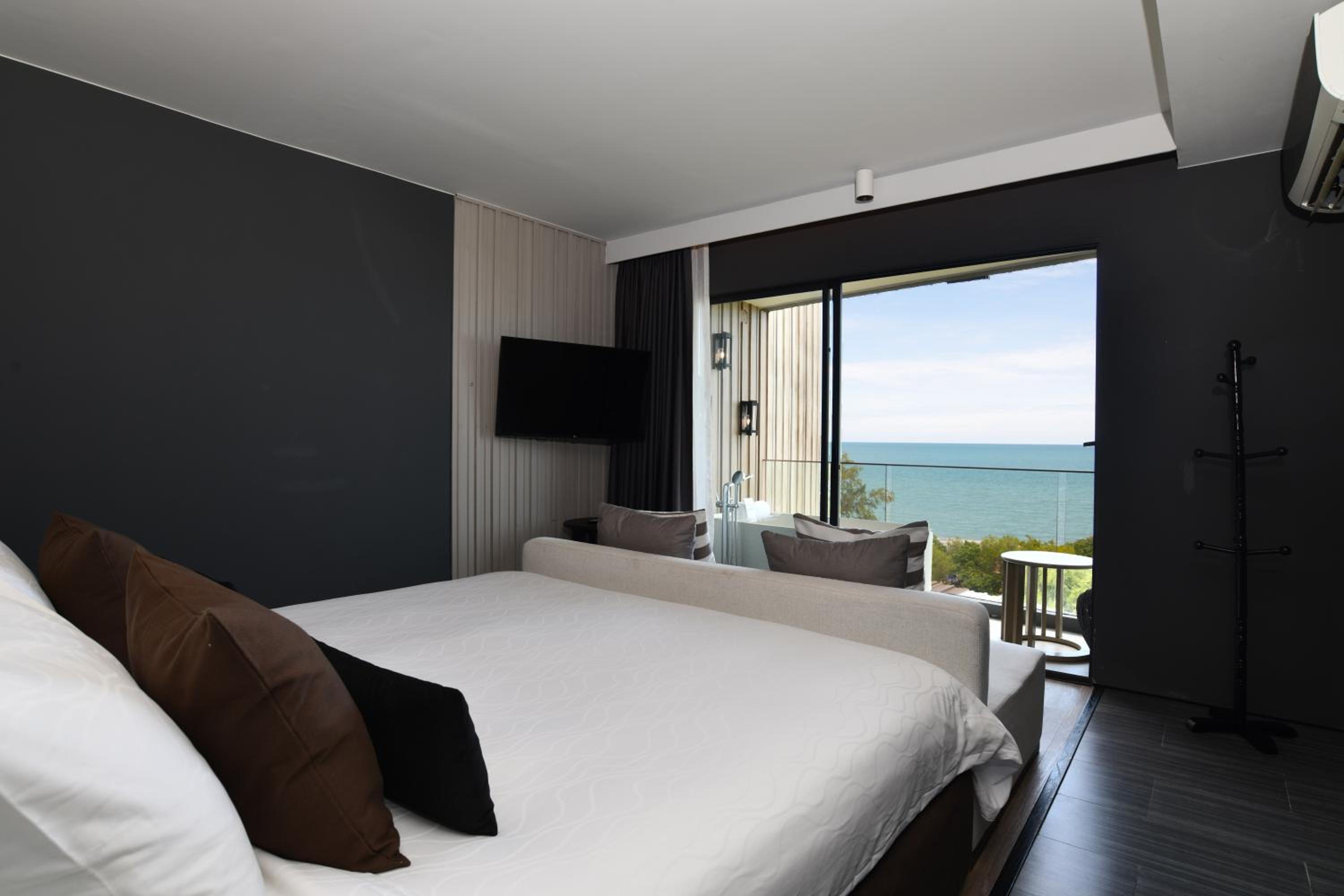 Executive Ocean - Photo 1