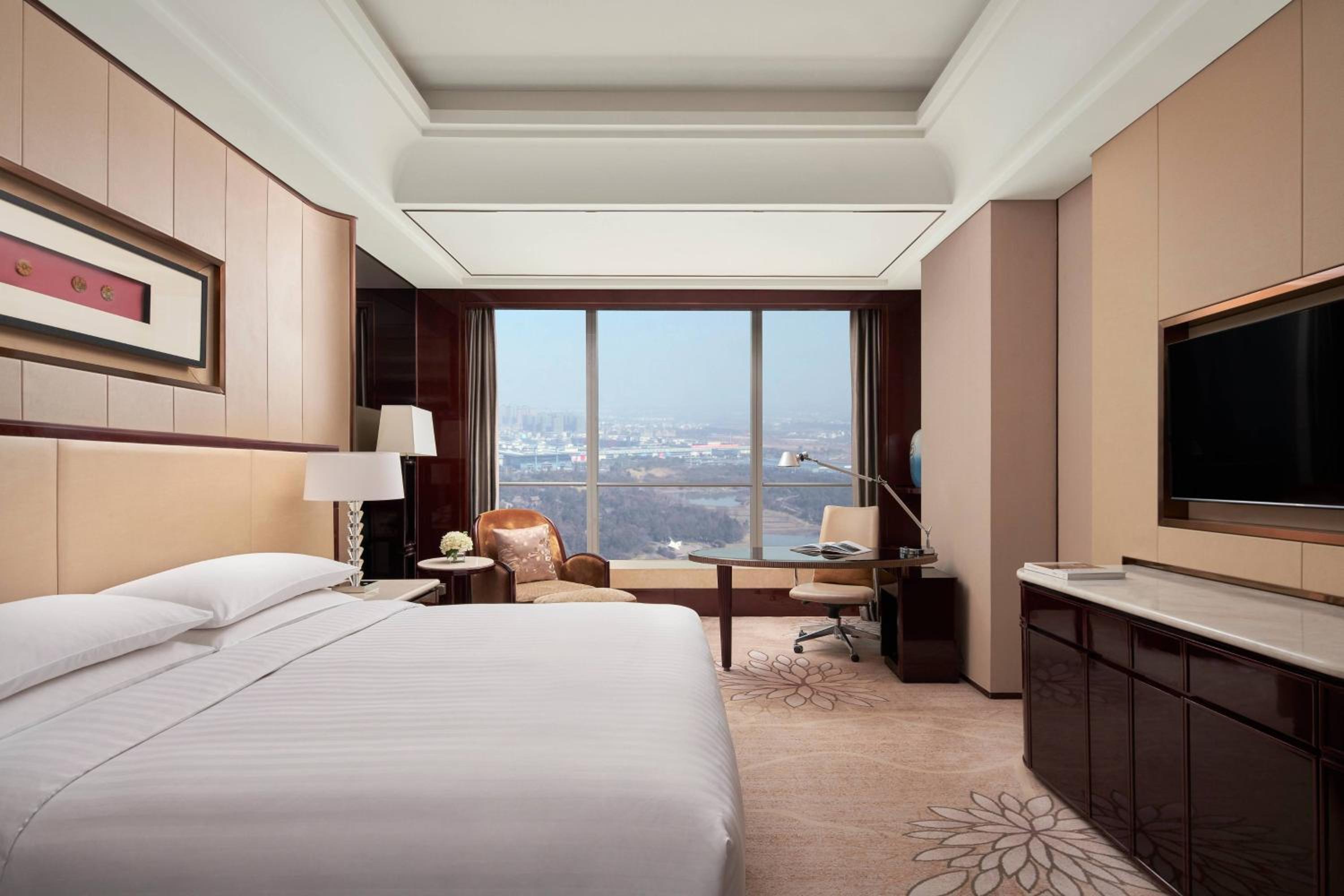 Deluxe King Room with Lake View  photo 3