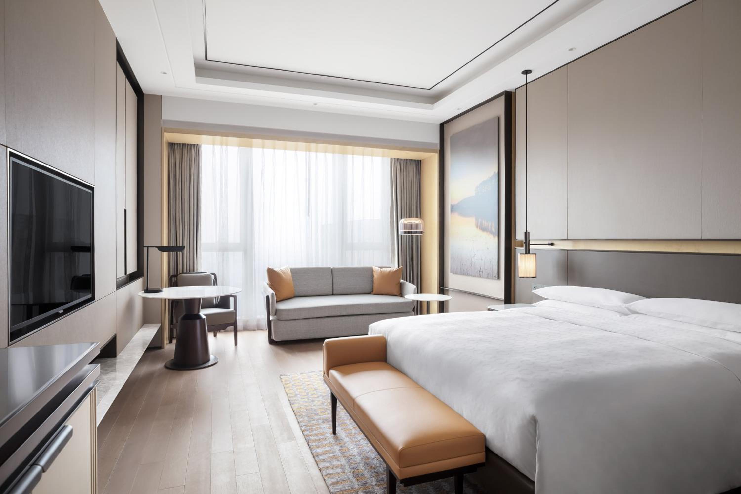 Deluxe, Guest room, 1 King, City view