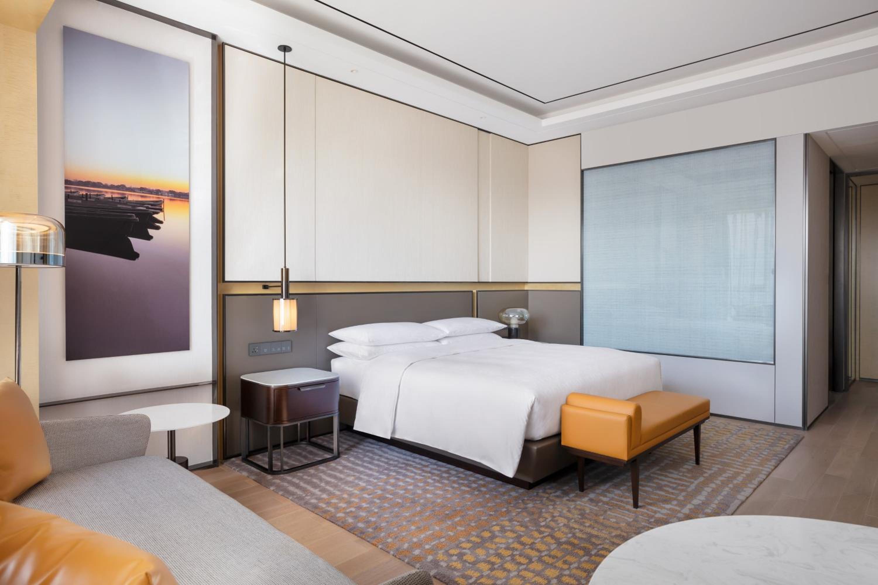 Club lounge access, Suite, 1 King, City view