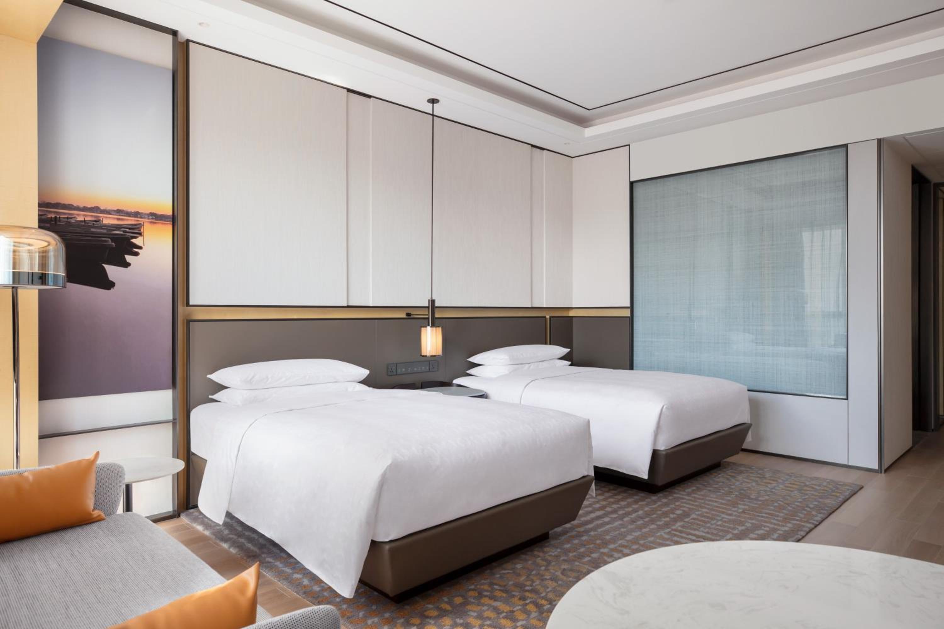 Club lounge access, Suite, 2 Twin/Single Bed(s), City view
