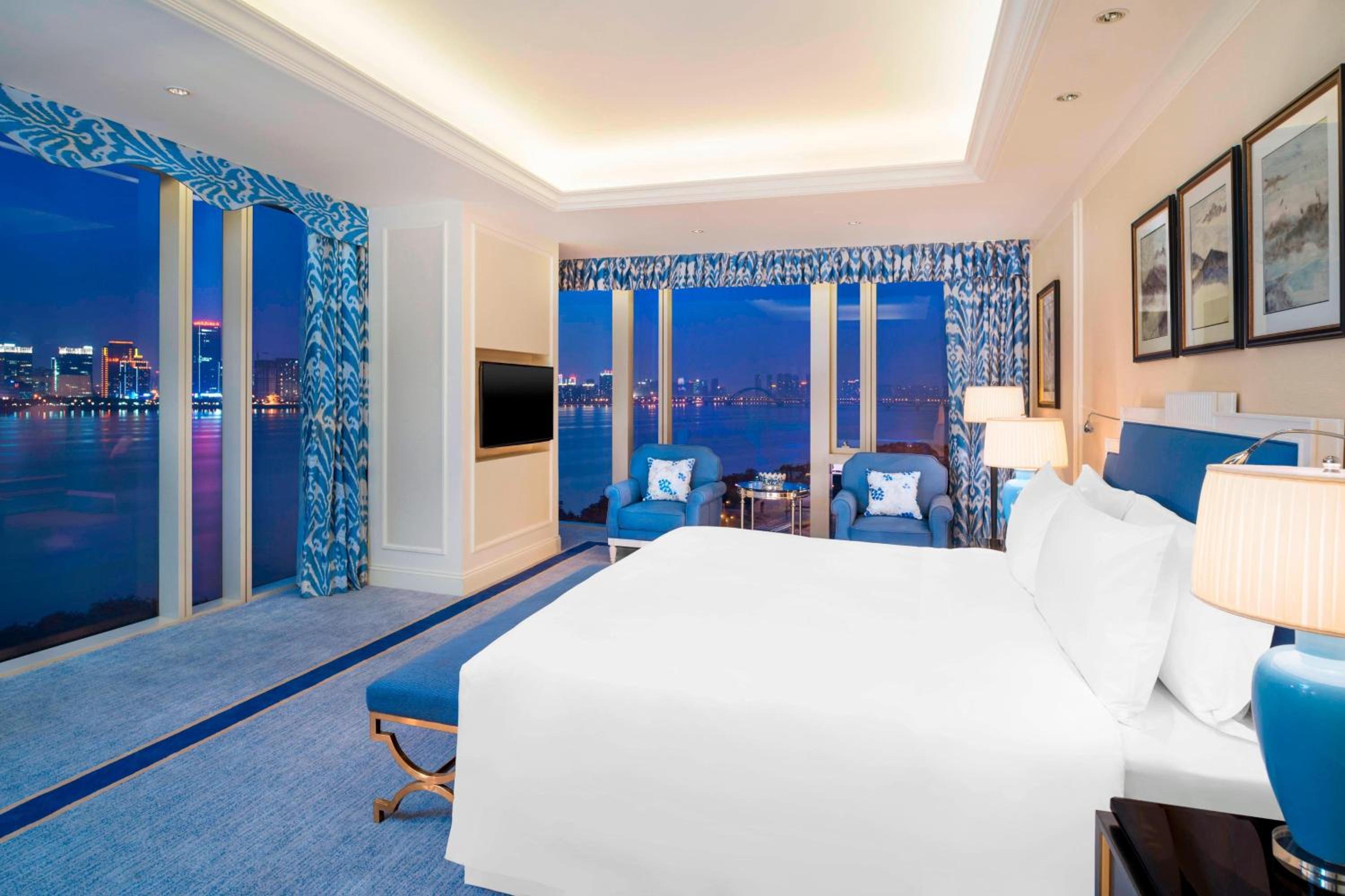 Panoramic suite with 270° qiantang river view, 1 king