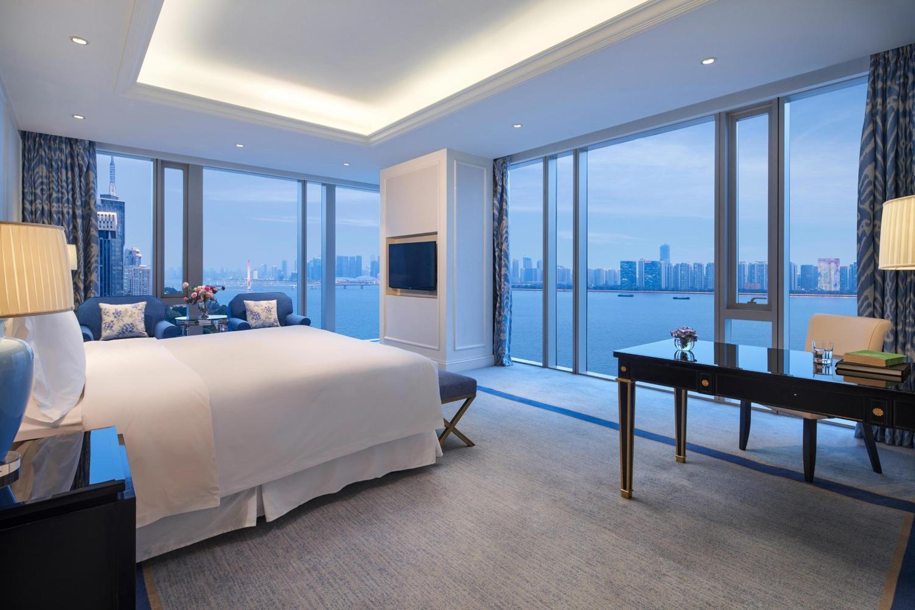 Panoramic room with 270° qiantang river view, 1king