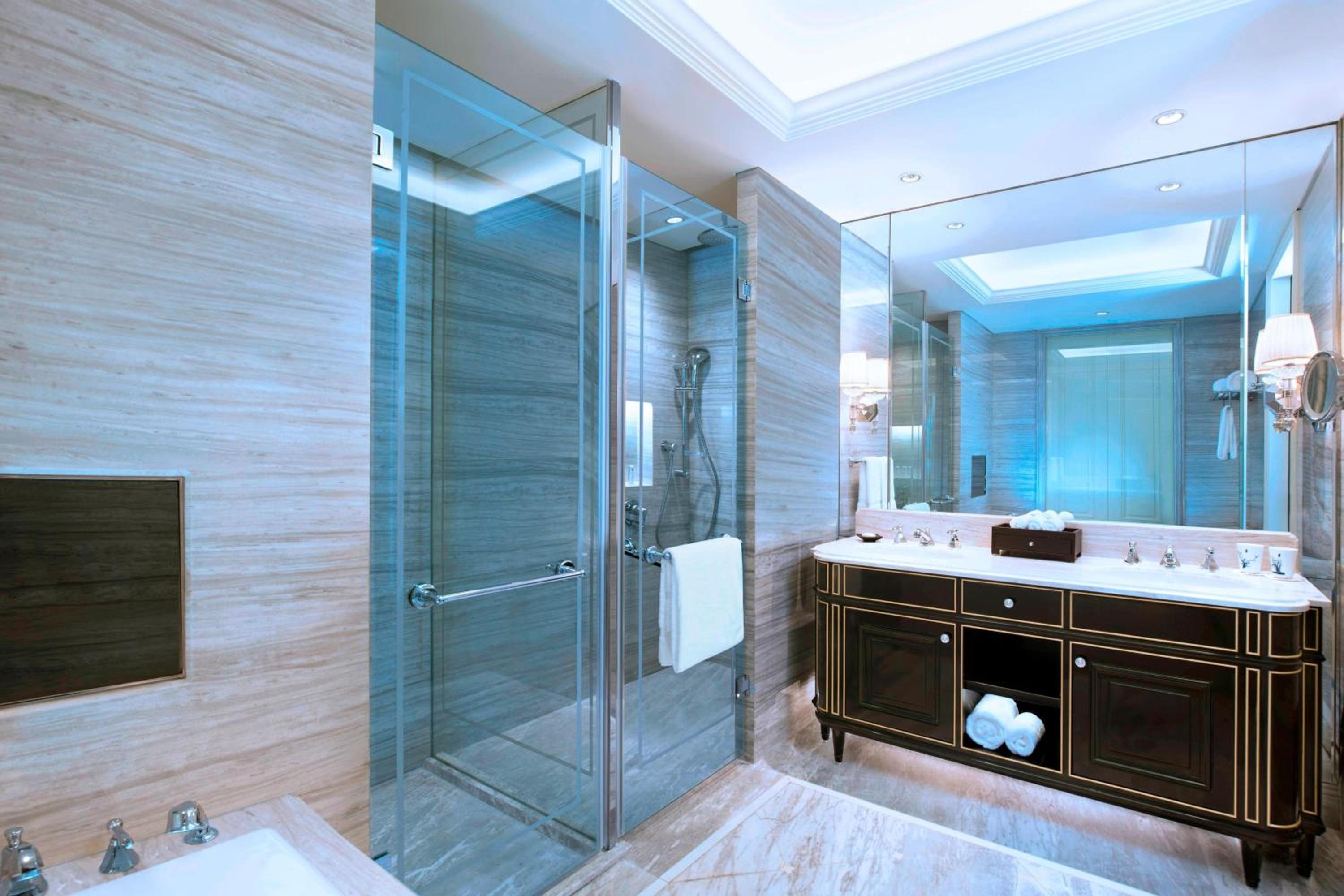 Ambassador suite with 2 rooms bedroom, 1king bedroom; 2queen bedroom photo 2