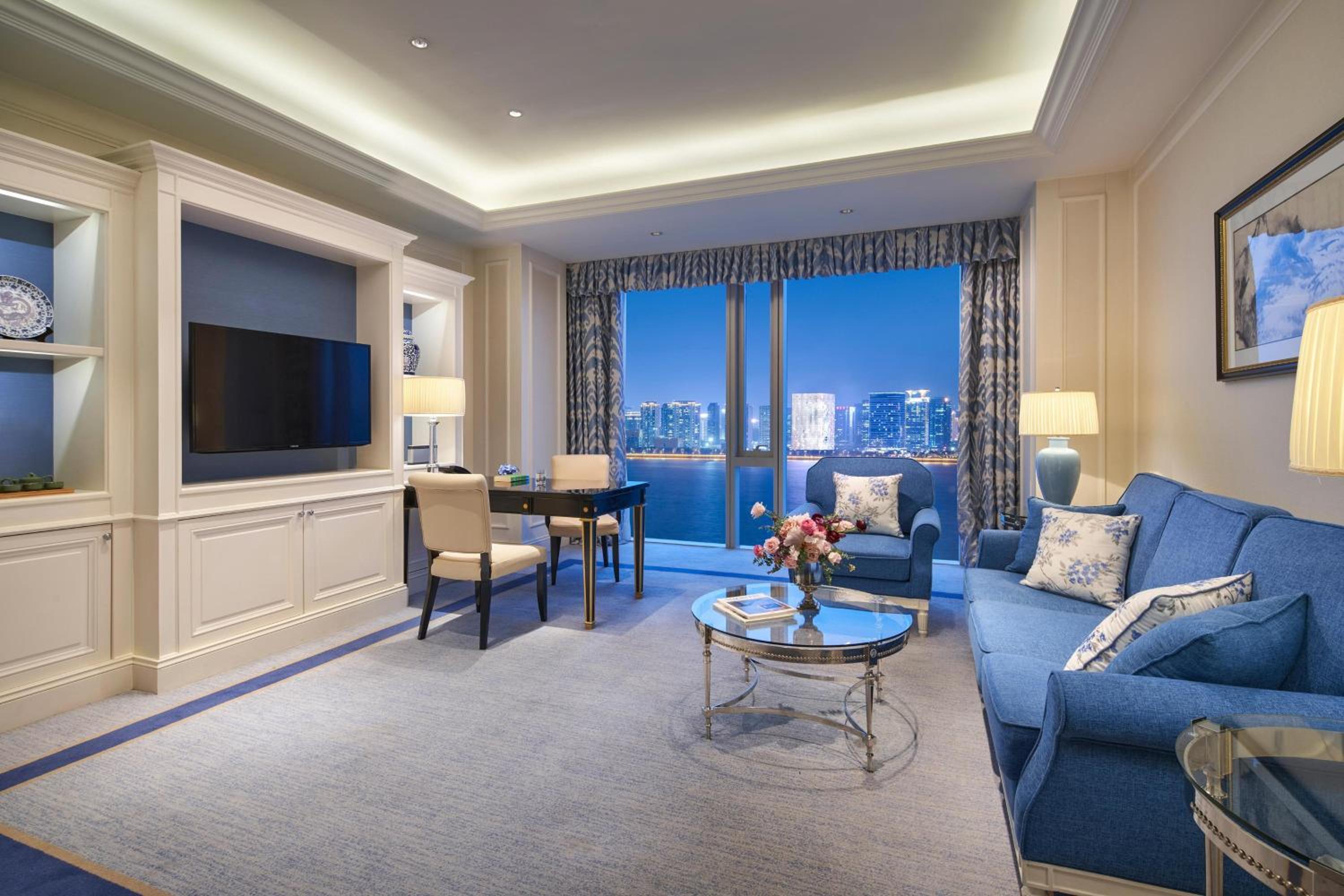 Panoramic suite with 270° qiantang river view, 1 king photo 2
