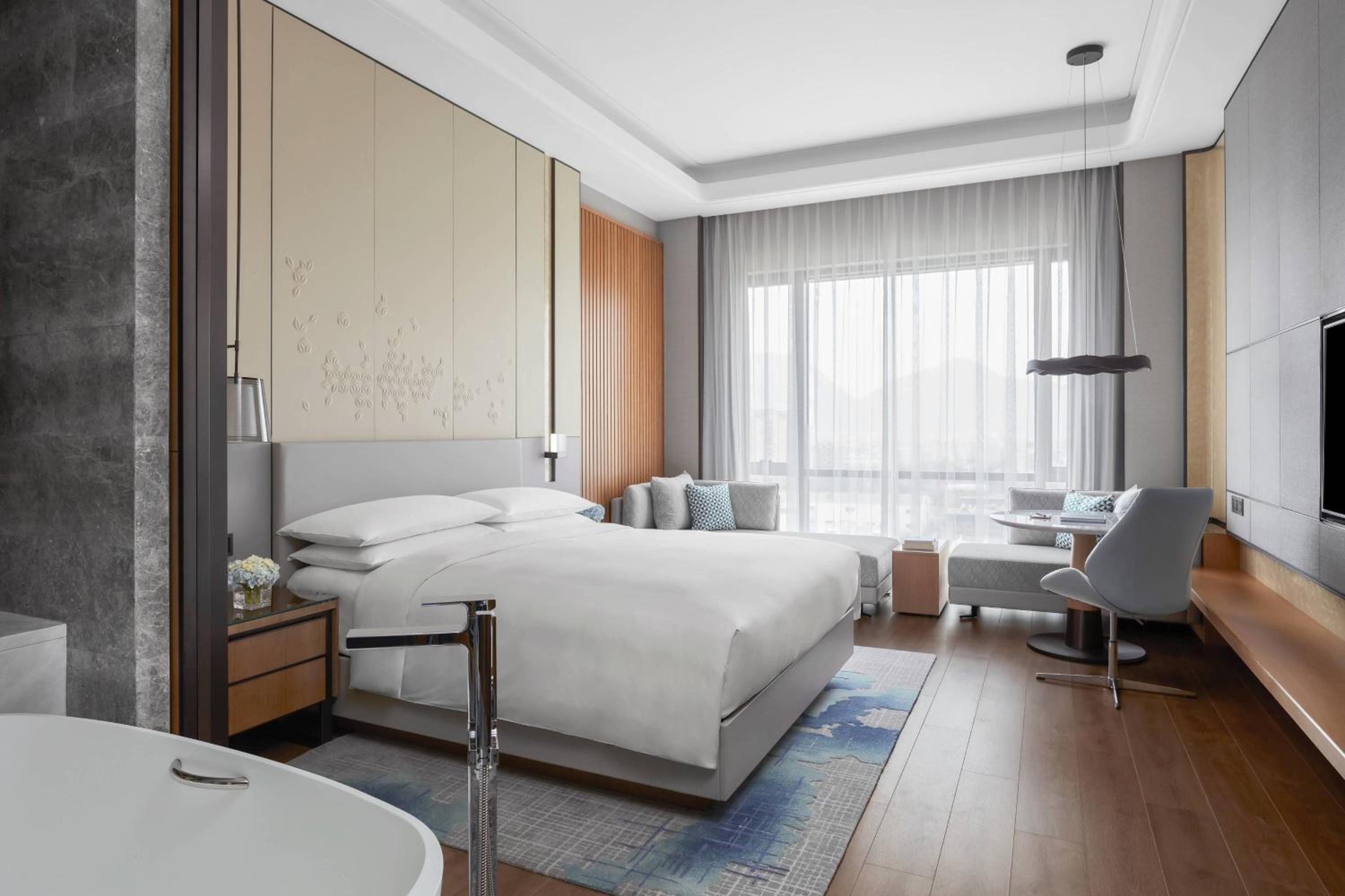 Executive Queen Room, M Club lounge access photo 1