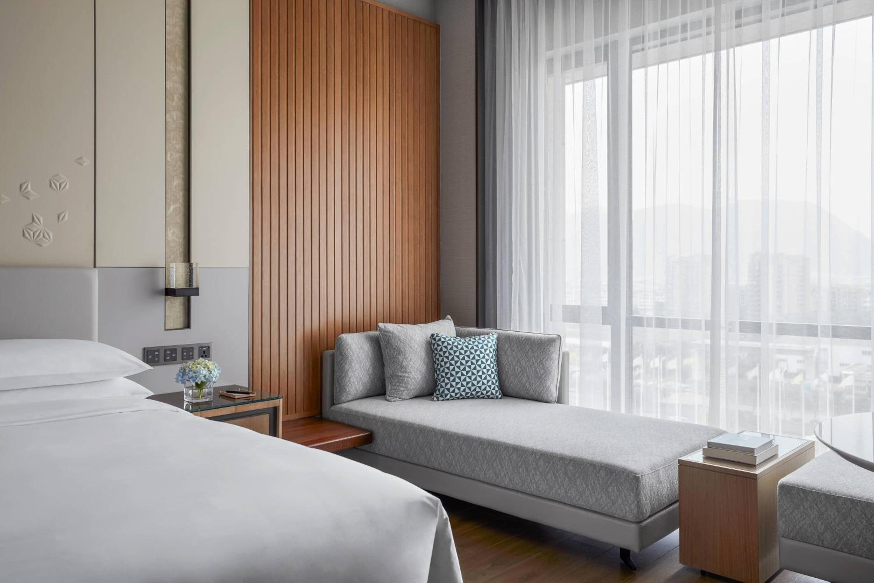 Executive Double Room, M Club lounge access photo 3