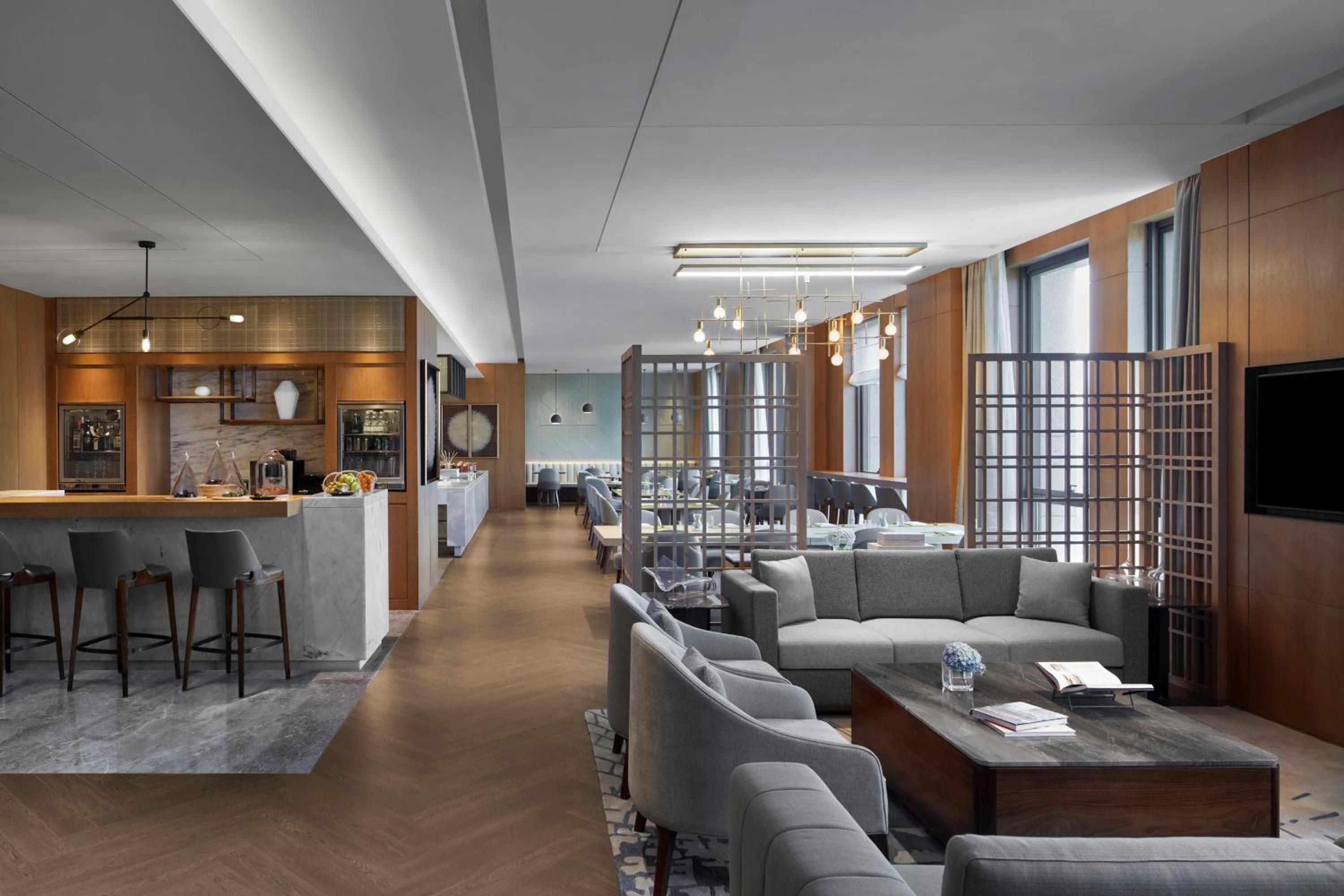 Executive Queen Room, M Club lounge access photo 2