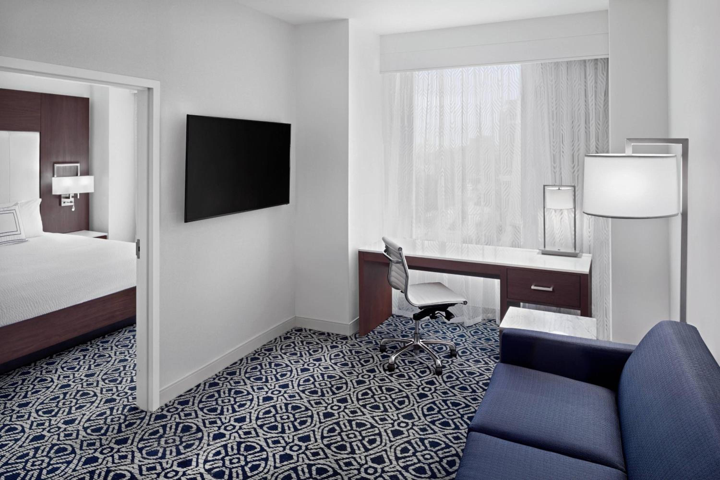 1 Bedroom Suite, 1 King, Sofa bed, City view photo 1