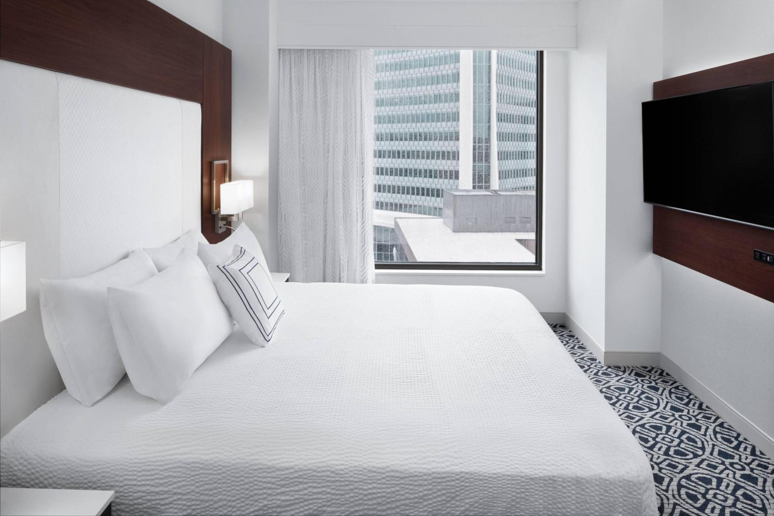 1 Bedroom Suite, 1 King, Sofa bed, City view photo 2