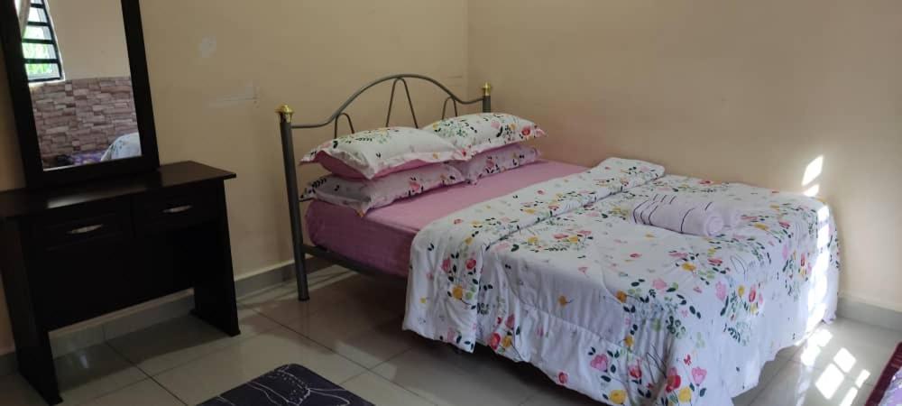 Three-Bedroom House photo 2