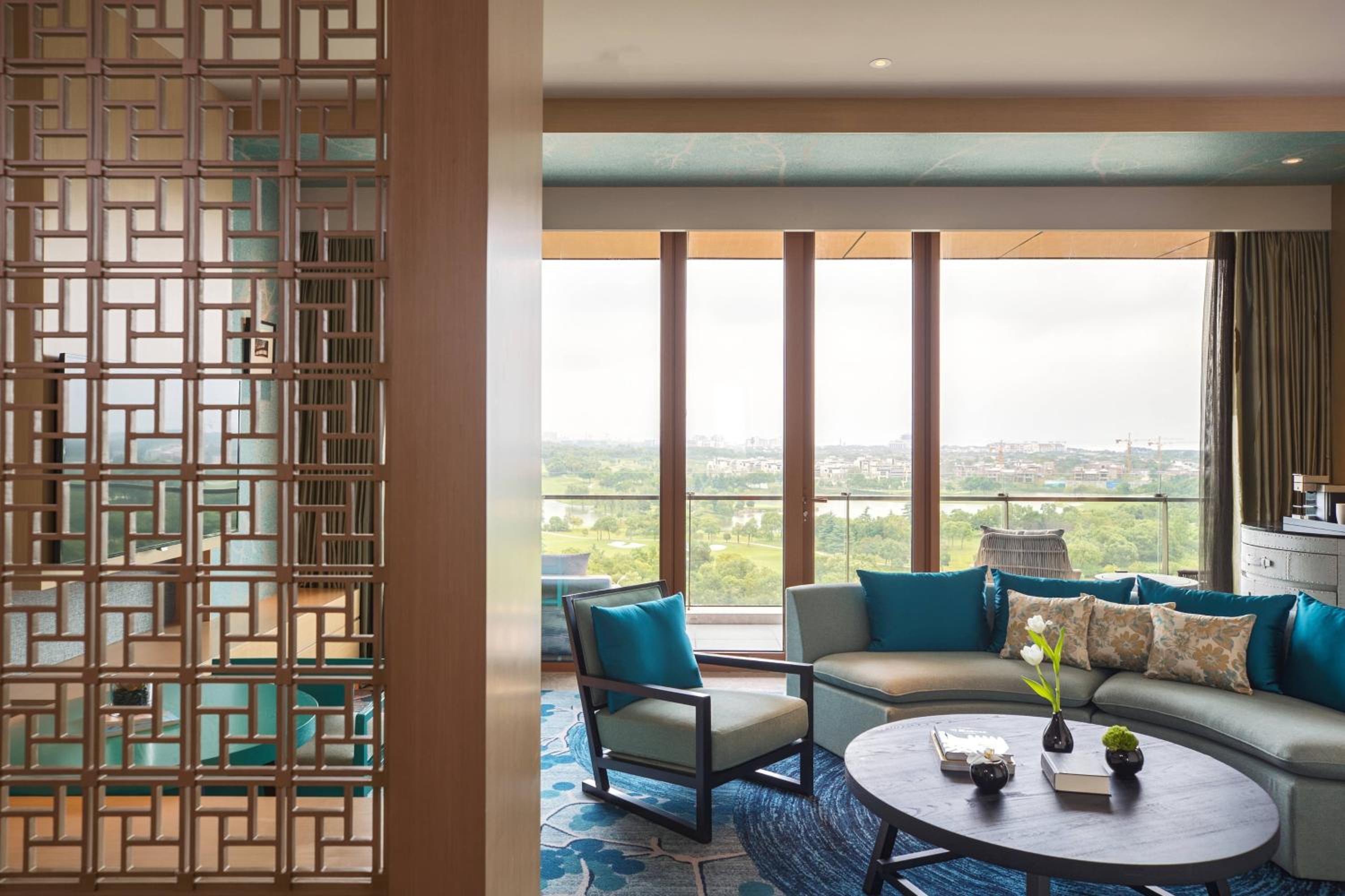 King Suite with Lake View photo 2