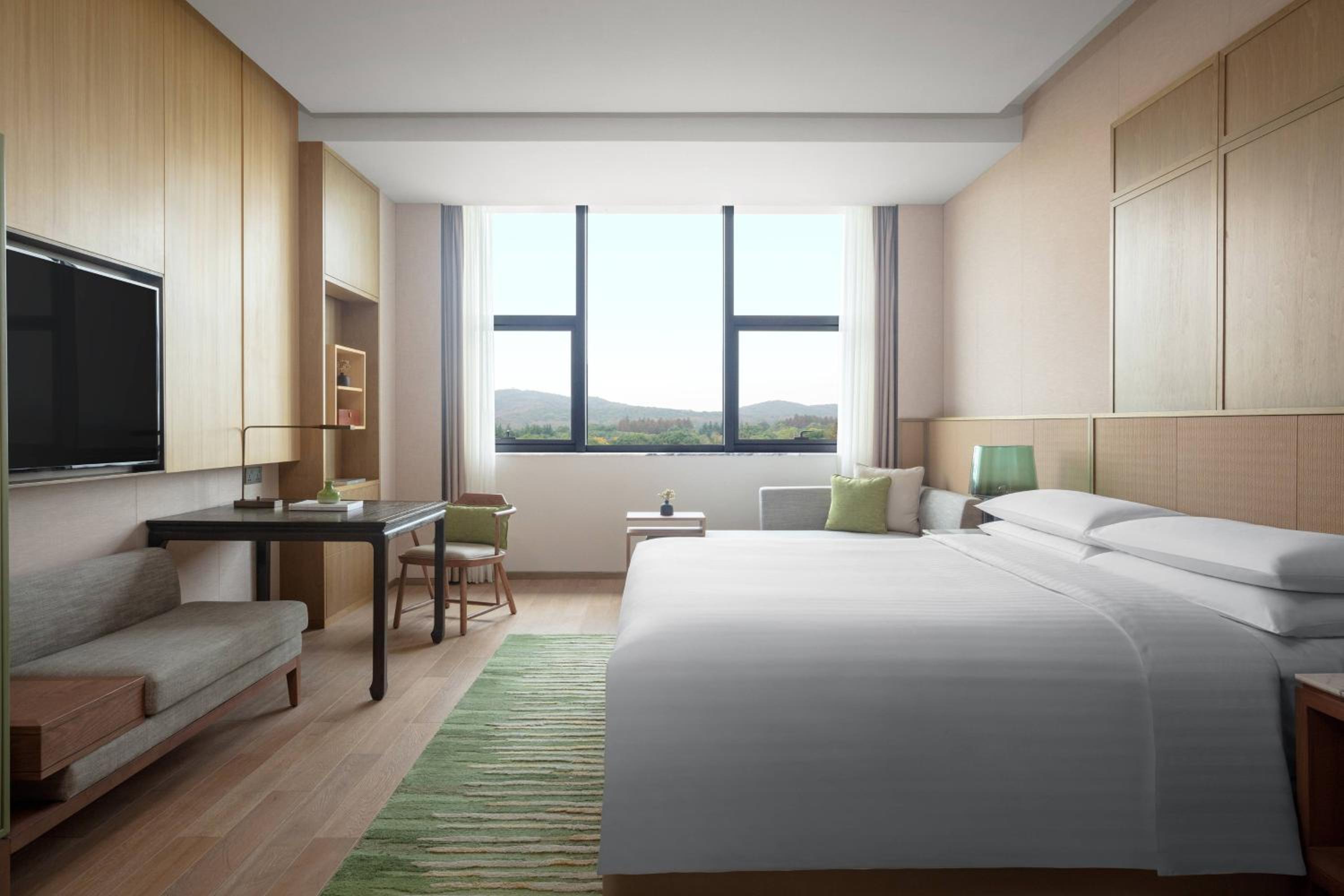 Deluxe King Room photo 2