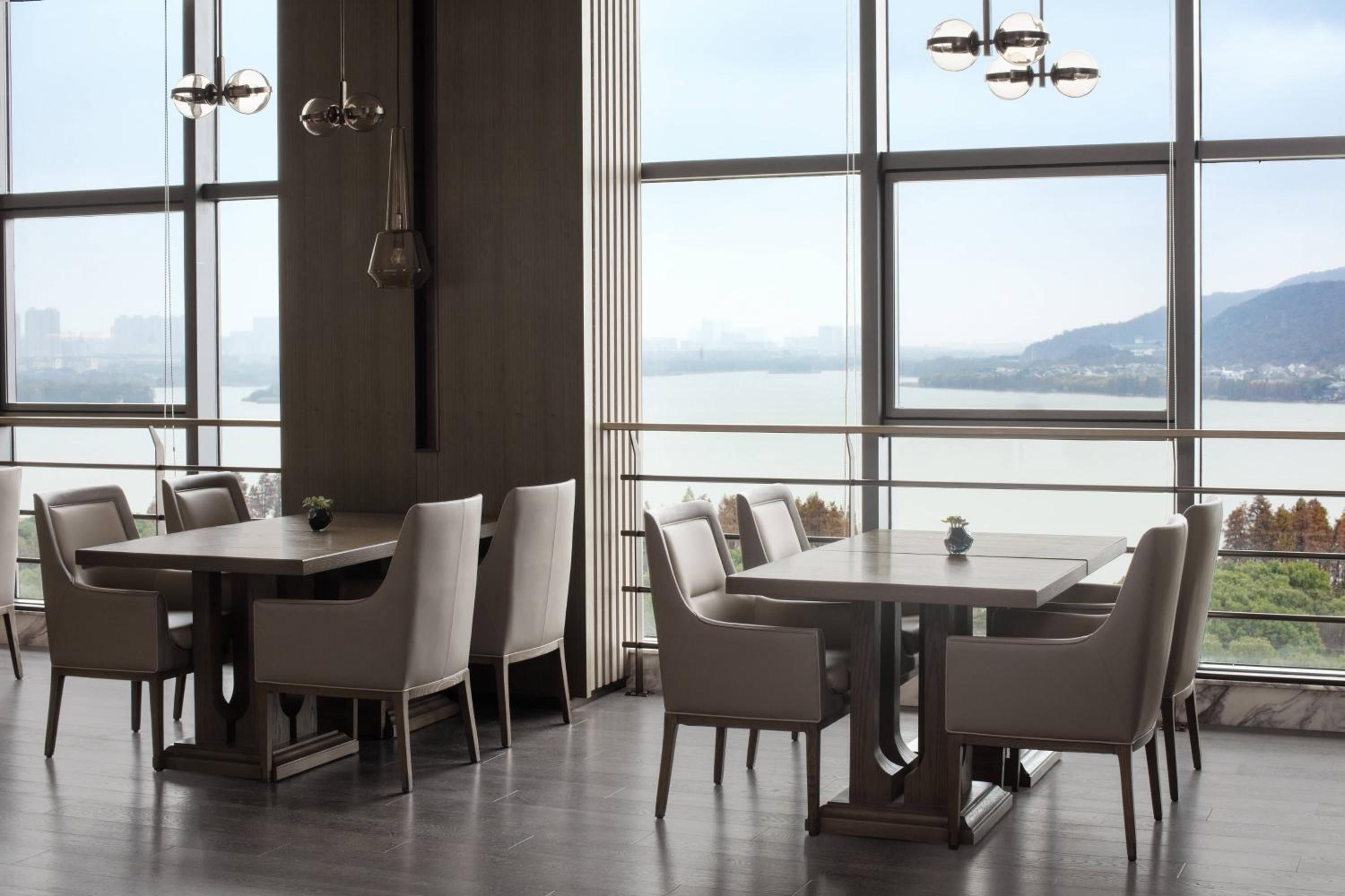 Executive King Room with Lake View photo 2