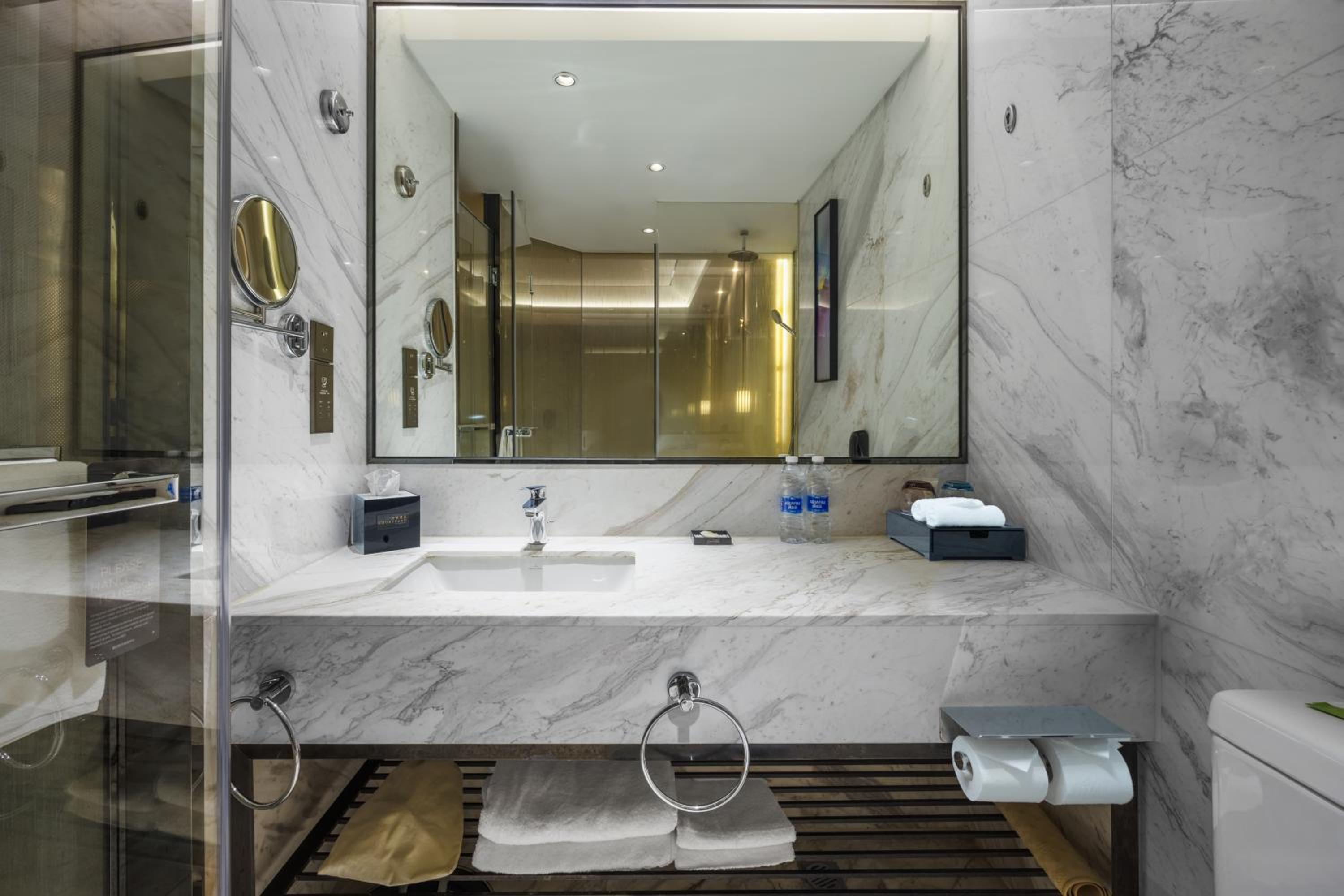 Deluxe King Room - Photo 4
