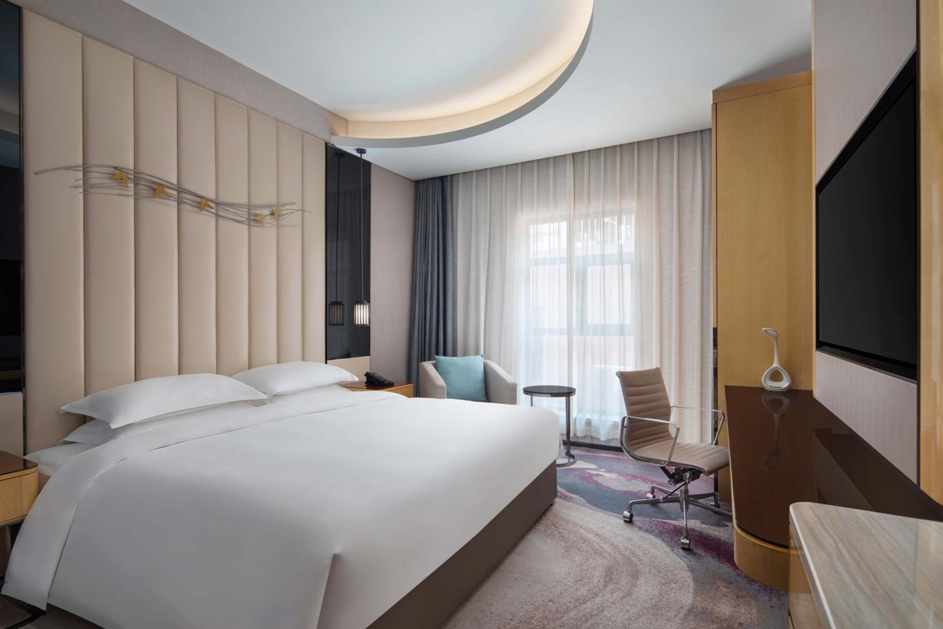 Business King Room with City View photo 2