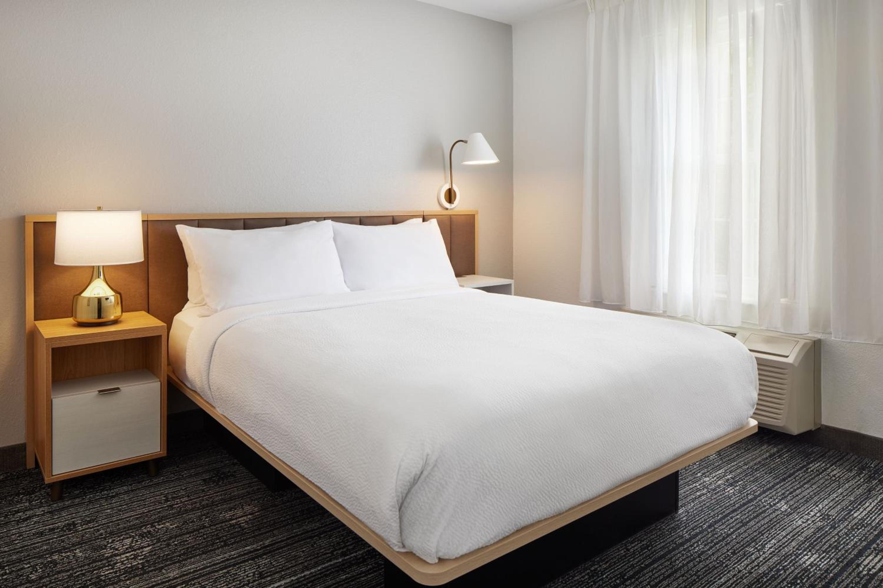 1 Bedroom 2 room Suite, 1 Queen, Sofa bed - Photo 1