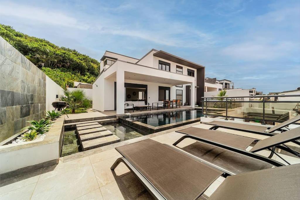 Three-Bedroom Villa photo 1