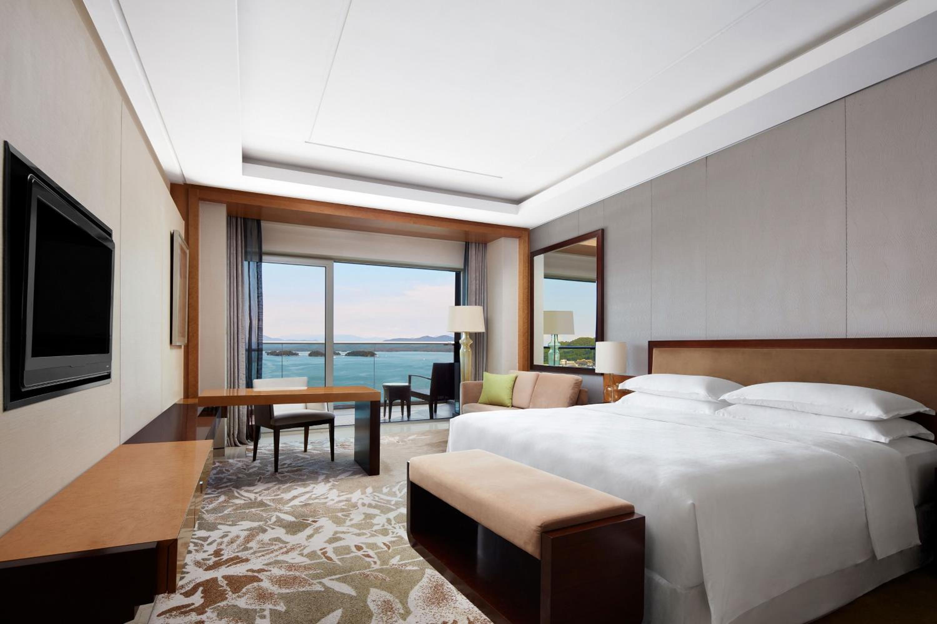 Club level, Guest room, 1 King, Lake view photo 3