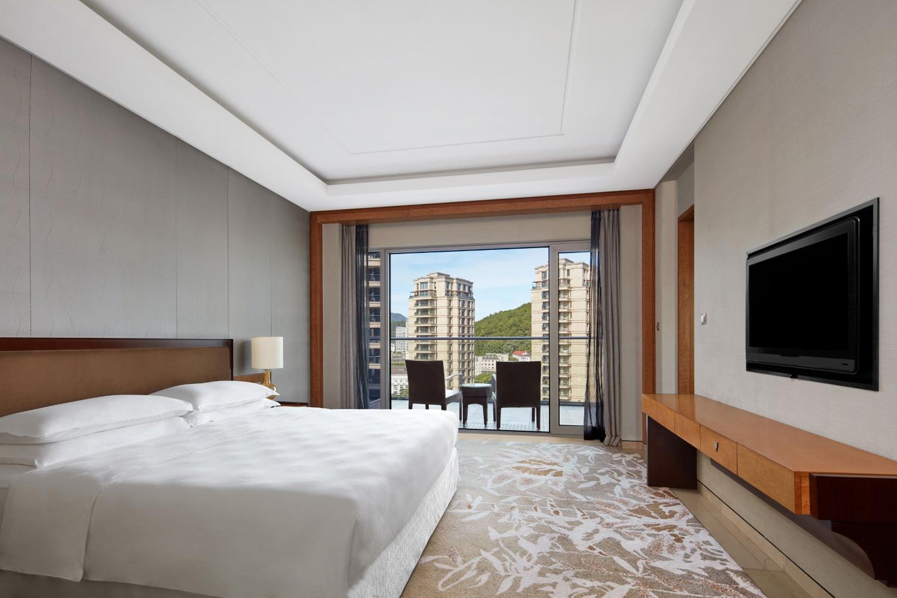 Guest room, 1 King, Garden View, Balcony - Photo 4