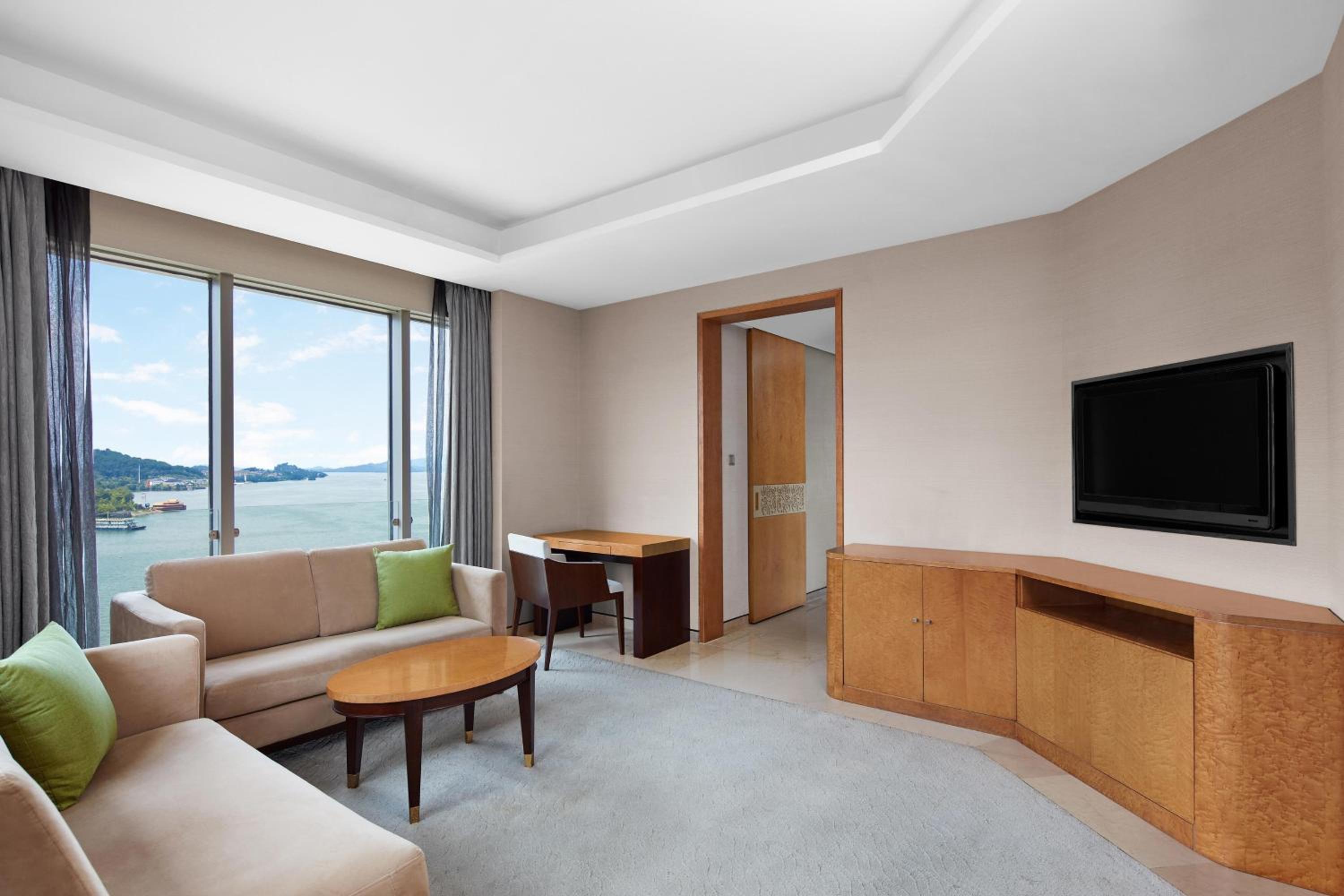 270Degree Lake View Suite, Club level, Suite, 1 King         photo 1