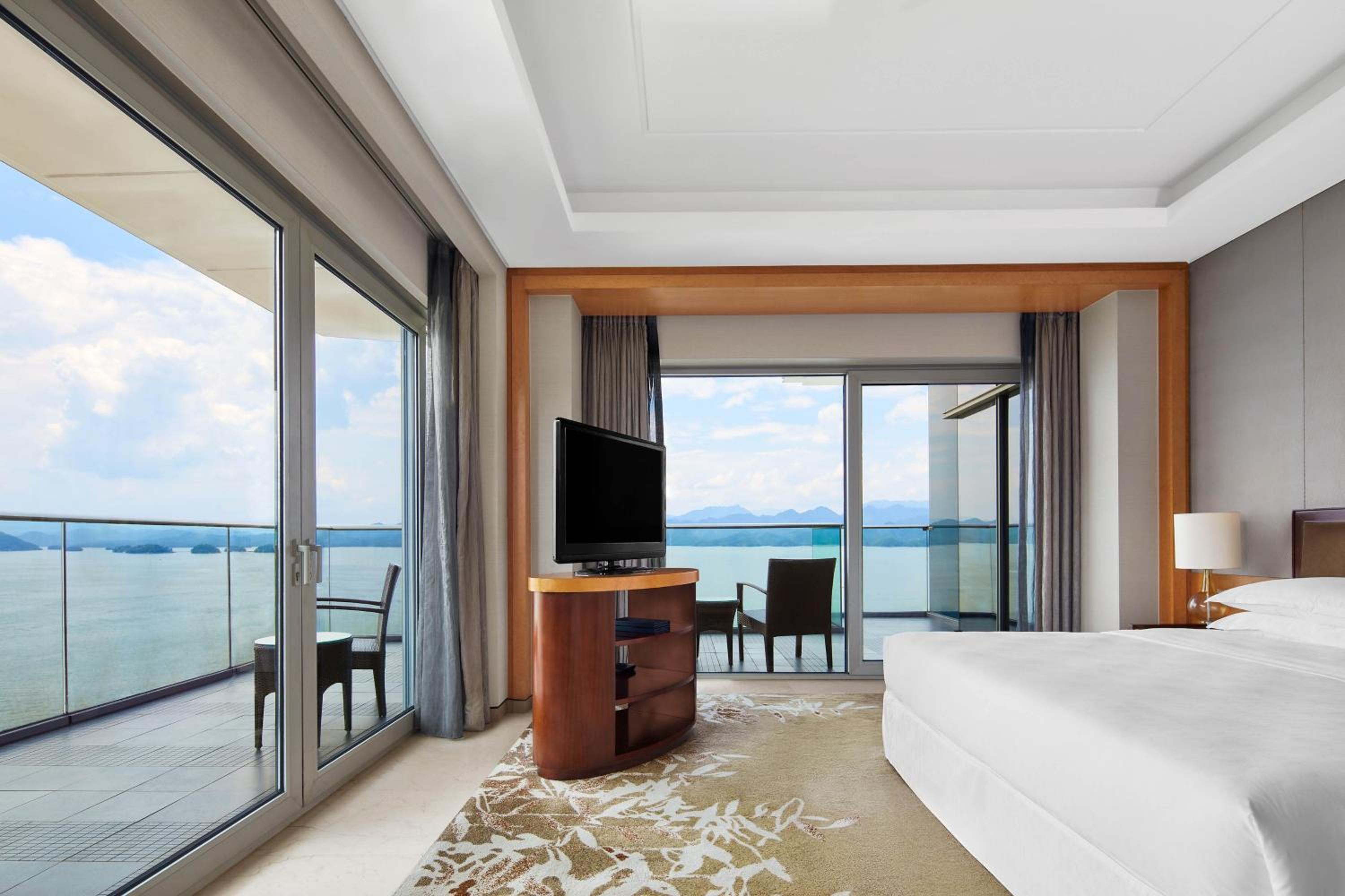 270Degree Lake View Suite, Club level, Suite, 1 King         photo 2
