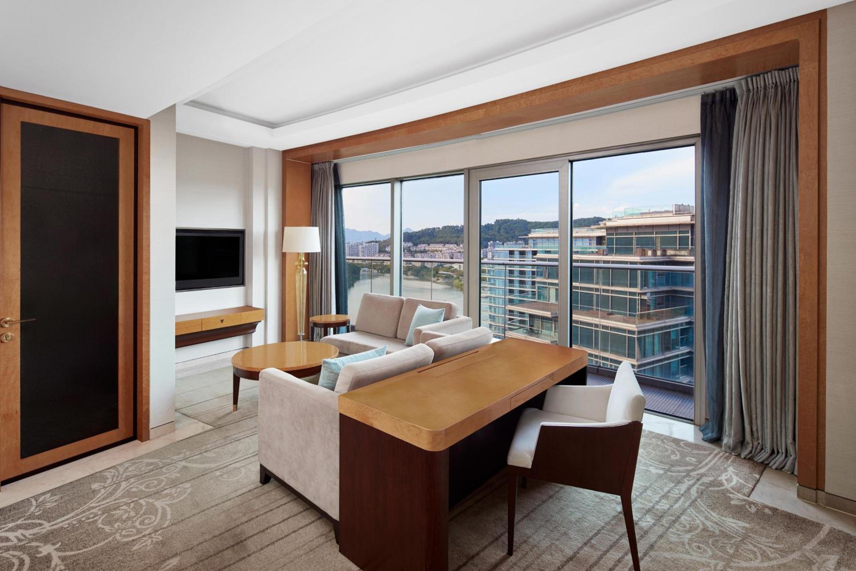 Deluxe Garden View Suite, Club level, Suite, 1 King          photo 2