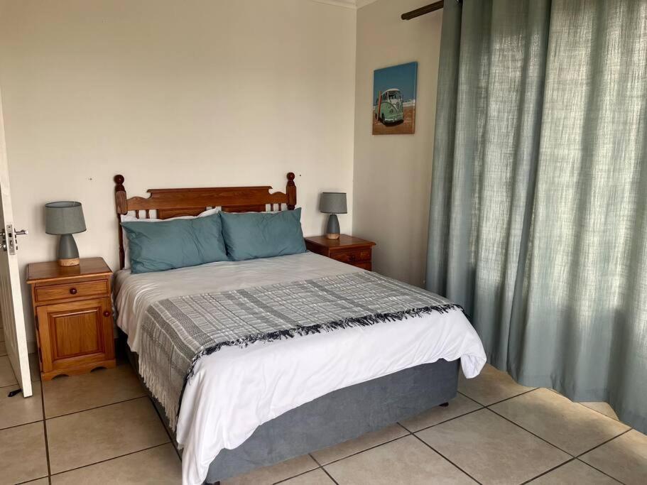 Three-Bedroom House photo 3