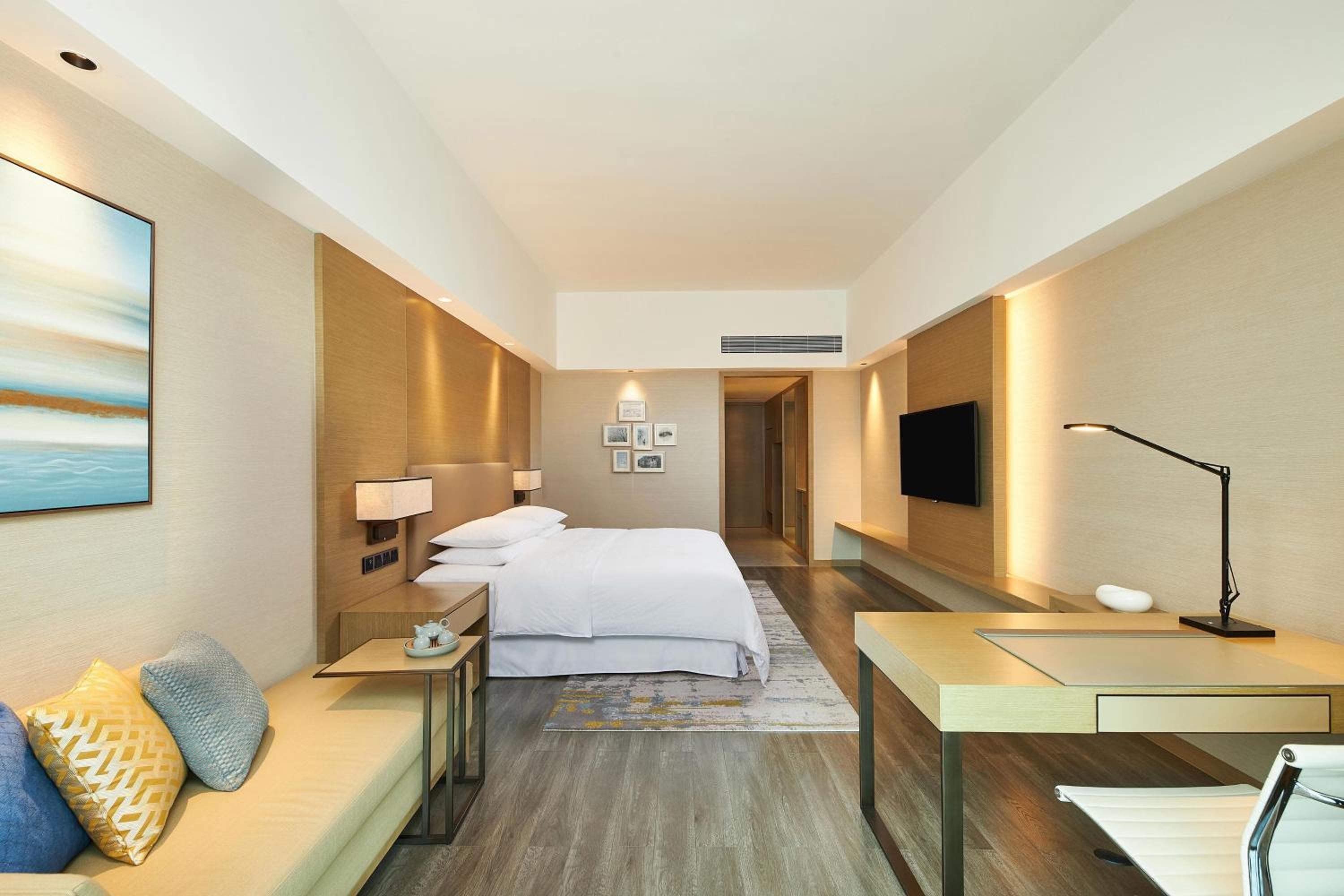 Executive level, Guest room, 1 King, City view photo 1